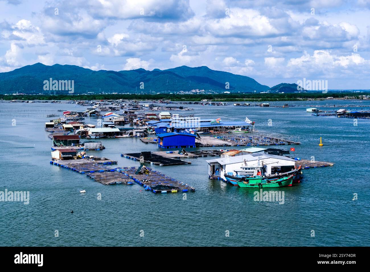 Village de pêcheurs flottant sur la rivière Cha Vau, Sông Chà Vầu, vu du pont Cha Vau, Cầu Chà Vầu, au sud de Ba Ria, Bà Rịa. Banque D'Images