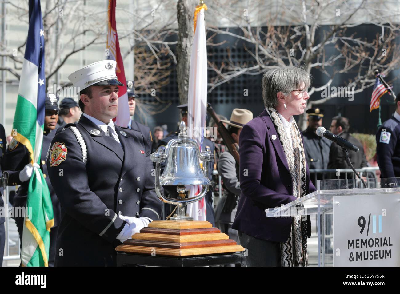 NEW YORK, NEW YORK - FÉVRIER 26 : un pompier pose une fleur sur le nom du défunt lors d'une cérémonie solennelle marquant l'anniversaire de l'attentat du World Trade Center de 1993 au Mémorial de 9/11. L'événement a honoré les six victimes qui ont perdu la vie dans l'attaque, avec des familles, des premiers intervenants et des officiels réunis pour rendre hommage. (Photo : Giada Papini Rampelotto/EuropaNewswire). Banque D'Images NEW YORK, NEW YORK - FÉVRIER 26 : un pompier pose une fleur sur le nom du défunt lors d'une cérémonie solennelle marquant l'anniversaire de l'attentat du World Trade Center de 1993 au Mémorial de 9/11. L'événement a honoré les six victimes qui ont perdu la vie dans l'attaque, avec des familles, des premiers intervenants et des officiels réunis pour rendre hommage. (Photo : Giada Papini Rampelotto/EuropaNewswire). Banque D'Images