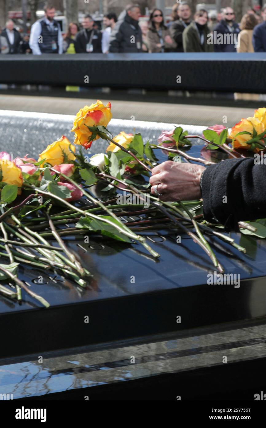 NEW YORK, NEW YORK - FÉVRIER 26 : un pompier pose une fleur sur le nom du défunt lors d'une cérémonie solennelle marquant l'anniversaire de l'attentat du World Trade Center de 1993 au Mémorial de 9/11. L'événement a honoré les six victimes qui ont perdu la vie dans l'attaque, avec des familles, des premiers intervenants et des officiels réunis pour rendre hommage. (Photo : Giada Papini Rampelotto/EuropaNewswire). Banque D'Images NEW YORK, NEW YORK - FÉVRIER 26 : un pompier pose une fleur sur le nom du défunt lors d'une cérémonie solennelle marquant l'anniversaire de l'attentat du World Trade Center de 1993 au Mémorial de 9/11. L'événement a honoré les six victimes qui ont perdu la vie dans l'attaque, avec des familles, des premiers intervenants et des officiels réunis pour rendre hommage. (Photo : Giada Papini Rampelotto/EuropaNewswire). Banque D'Images