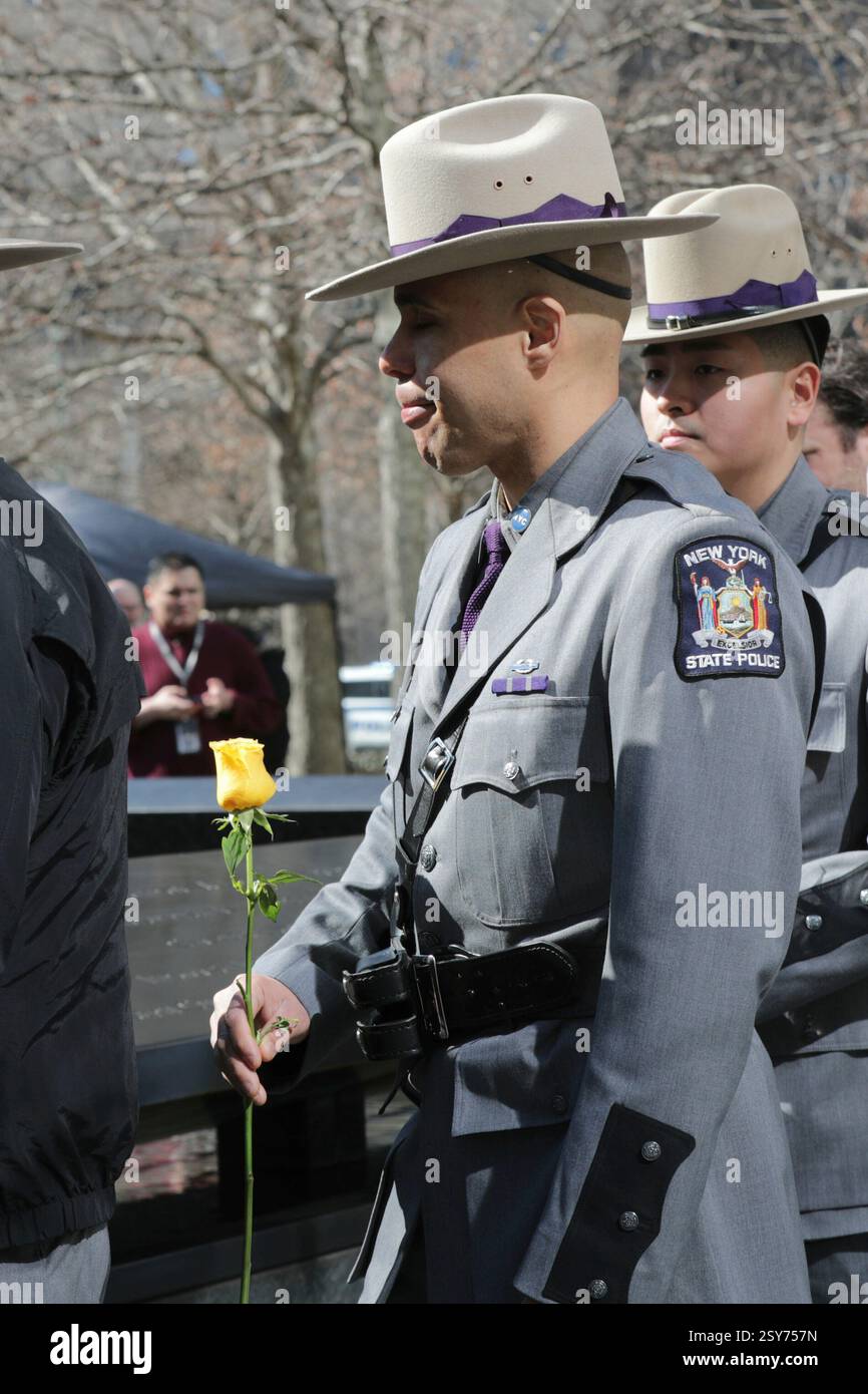 NEW YORK, NEW YORK - FÉVRIER 26 : un pompier pose une fleur sur le nom du défunt lors d'une cérémonie solennelle marquant l'anniversaire de l'attentat du World Trade Center de 1993 au Mémorial de 9/11. L'événement a honoré les six victimes qui ont perdu la vie dans l'attaque, avec des familles, des premiers intervenants et des officiels réunis pour rendre hommage. (Photo : Giada Papini Rampelotto/EuropaNewswire). Banque D'Images NEW YORK, NEW YORK - FÉVRIER 26 : un pompier pose une fleur sur le nom du défunt lors d'une cérémonie solennelle marquant l'anniversaire de l'attentat du World Trade Center de 1993 au Mémorial de 9/11. L'événement a honoré les six victimes qui ont perdu la vie dans l'attaque, avec des familles, des premiers intervenants et des officiels réunis pour rendre hommage. (Photo : Giada Papini Rampelotto/EuropaNewswire). Banque D'Images