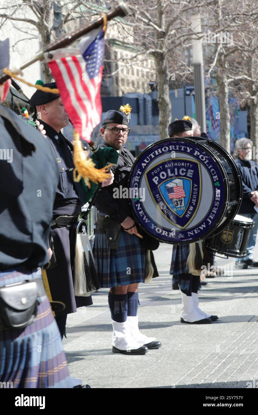 NEW YORK, NEW YORK - FÉVRIER 26 : un pompier pose une fleur sur le nom du défunt lors d'une cérémonie solennelle marquant l'anniversaire de l'attentat du World Trade Center de 1993 au Mémorial de 9/11. L'événement a honoré les six victimes qui ont perdu la vie dans l'attaque, avec des familles, des premiers intervenants et des officiels réunis pour rendre hommage. (Photo : Giada Papini Rampelotto/EuropaNewswire). Banque D'Images NEW YORK, NEW YORK - FÉVRIER 26 : un pompier pose une fleur sur le nom du défunt lors d'une cérémonie solennelle marquant l'anniversaire de l'attentat du World Trade Center de 1993 au Mémorial de 9/11. L'événement a honoré les six victimes qui ont perdu la vie dans l'attaque, avec des familles, des premiers intervenants et des officiels réunis pour rendre hommage. (Photo : Giada Papini Rampelotto/EuropaNewswire). Banque D'Images
