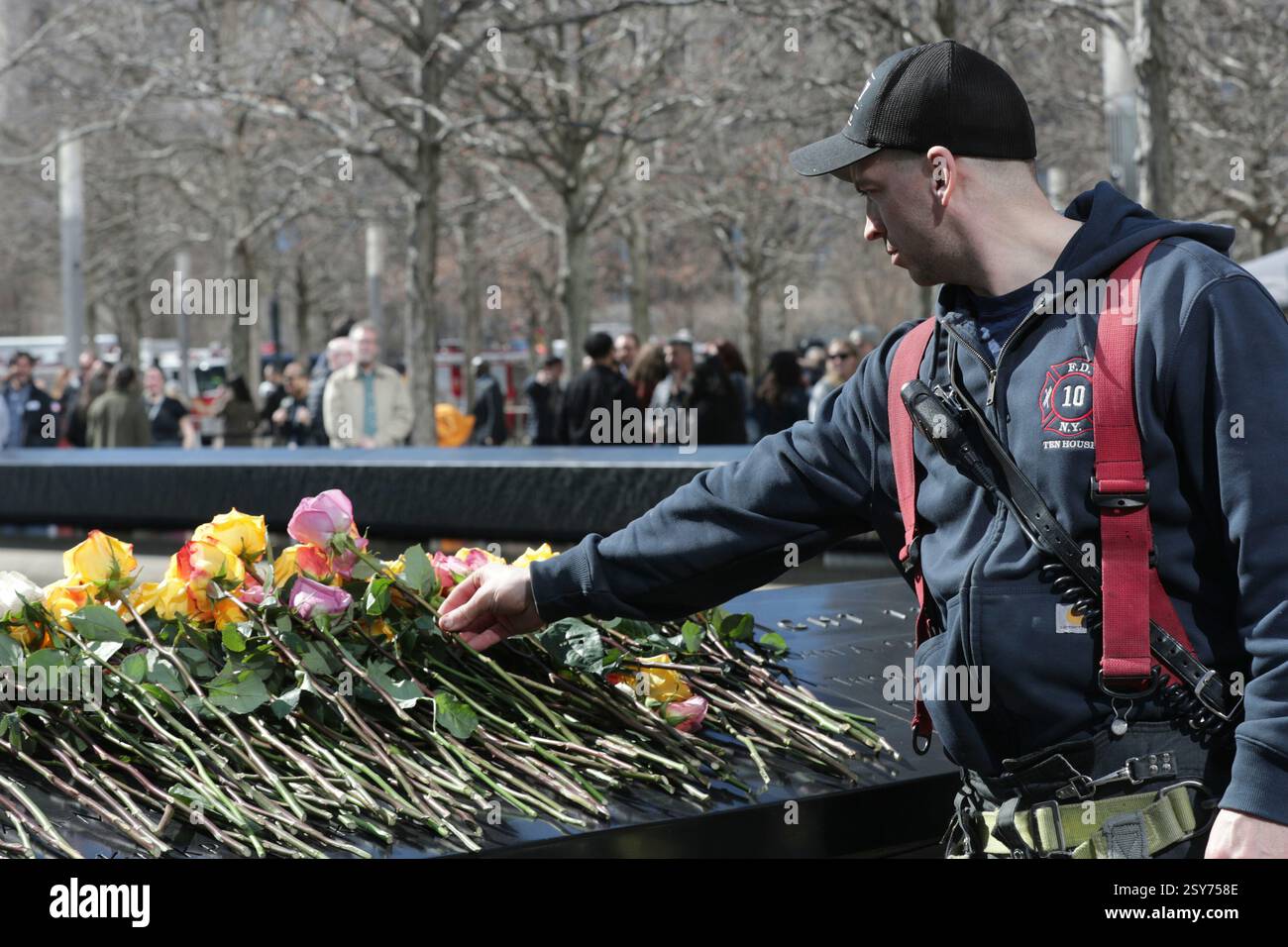 NEW YORK, NEW YORK - FÉVRIER 26 : un pompier pose une fleur sur le nom du défunt lors d'une cérémonie solennelle marquant l'anniversaire de l'attentat du World Trade Center de 1993 au Mémorial de 9/11. L'événement a honoré les six victimes qui ont perdu la vie dans l'attaque, avec des familles, des premiers intervenants et des officiels réunis pour rendre hommage. (Photo : Giada Papini Rampelotto/EuropaNewswire). Banque D'Images NEW YORK, NEW YORK - FÉVRIER 26 : un pompier pose une fleur sur le nom du défunt lors d'une cérémonie solennelle marquant l'anniversaire de l'attentat du World Trade Center de 1993 au Mémorial de 9/11. L'événement a honoré les six victimes qui ont perdu la vie dans l'attaque, avec des familles, des premiers intervenants et des officiels réunis pour rendre hommage. (Photo : Giada Papini Rampelotto/EuropaNewswire). Banque D'Images