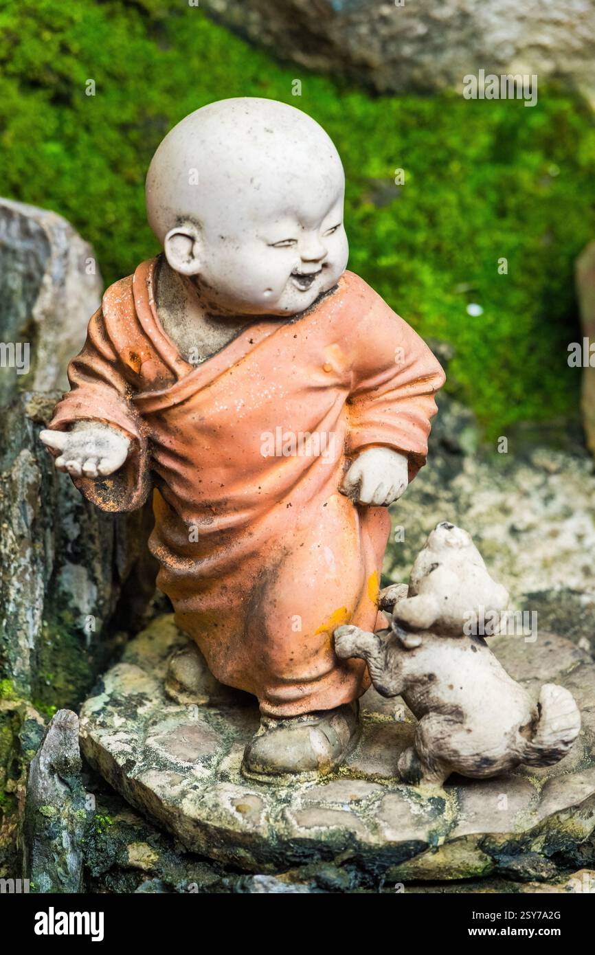 Figurines miniatures en porcelaine dans un jardin miniature à Quan am Pagoda, un temple bouddhiste, à Ho Chi Minh ville, Vietnam. Banque D'Images