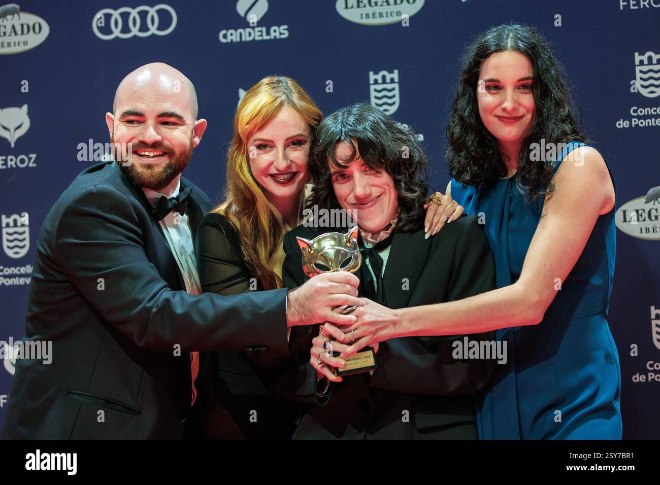 Pontevedra, Espagne. 25 janvier 2025. Clara Santaolaya, Anna Cornudella et Clara Muck Dietrich détiennent le prix Feroz du meilleur nouveau film non-Fiction pour Banque D'Images