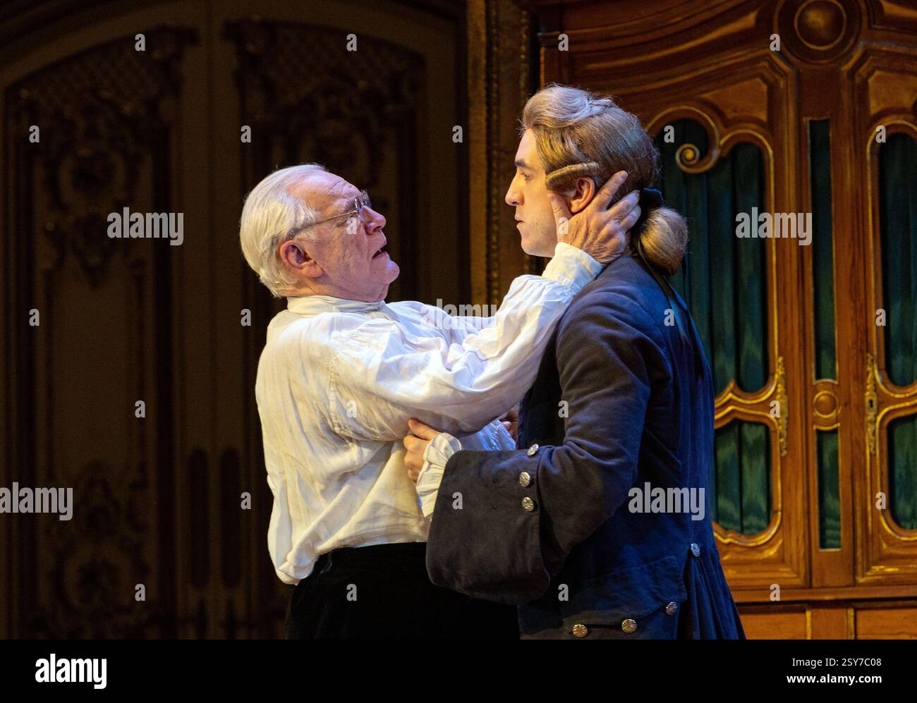 de gauche à droite : Brian Cox (Bach), Jamie Wilkes (Carl) dans LA PARTITION d'Oliver Cotton au Theatre Royal Haymarket, Londres SW1 27/02/2025 un Theatre Royal Bath conception de production : Robert Jones éclairage : Johanna Town réalisateur : Trevor Nunn Banque D'Images