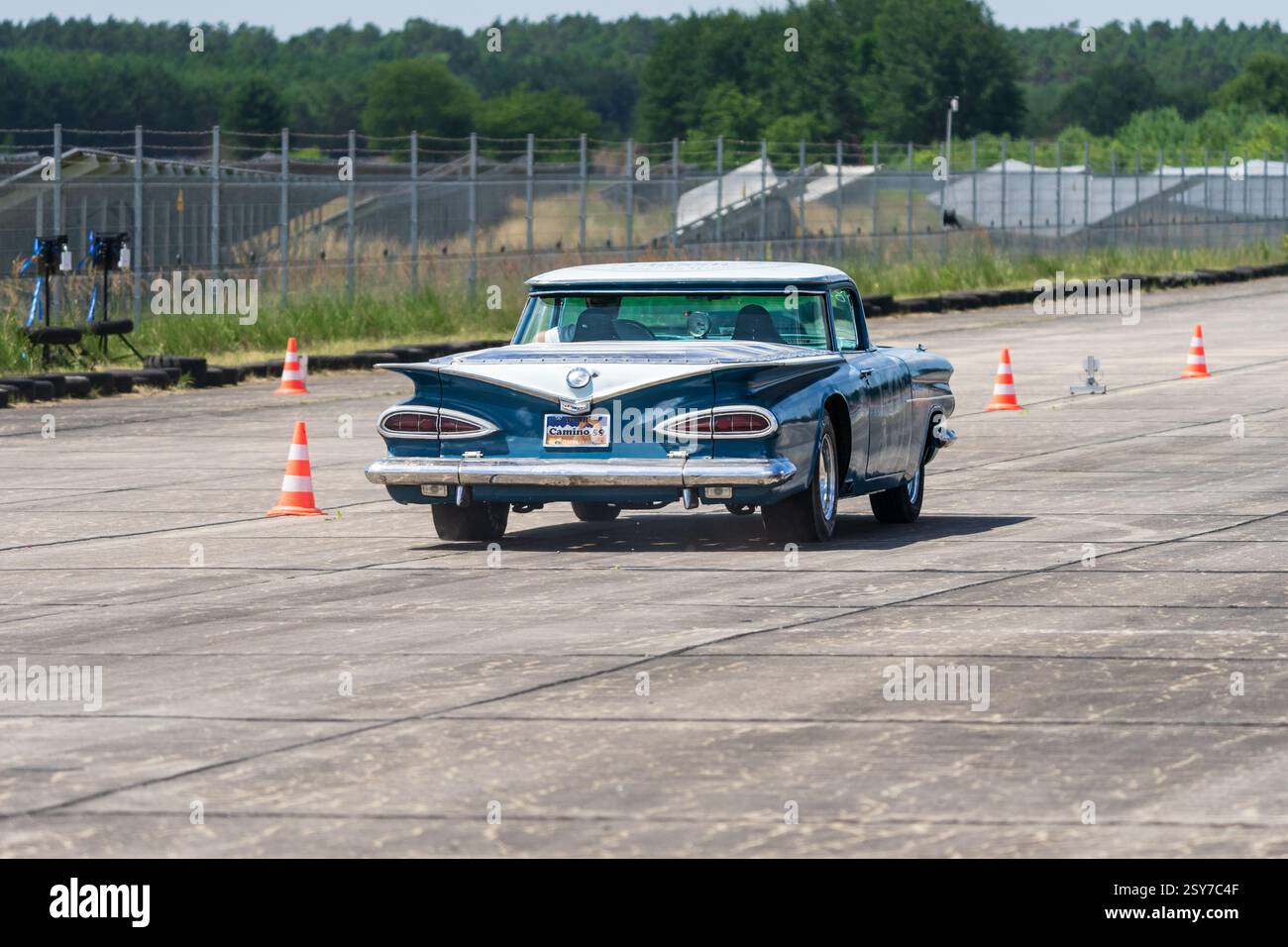 FINOWFURT, ALLEMAGNE - 28 JUIN 2024 : la muscle car Chevrolet El Camino (1959) sur la ligne de course. Vue arrière. Roadrunner's Paradise Race 61 Festival. Banque D'Images