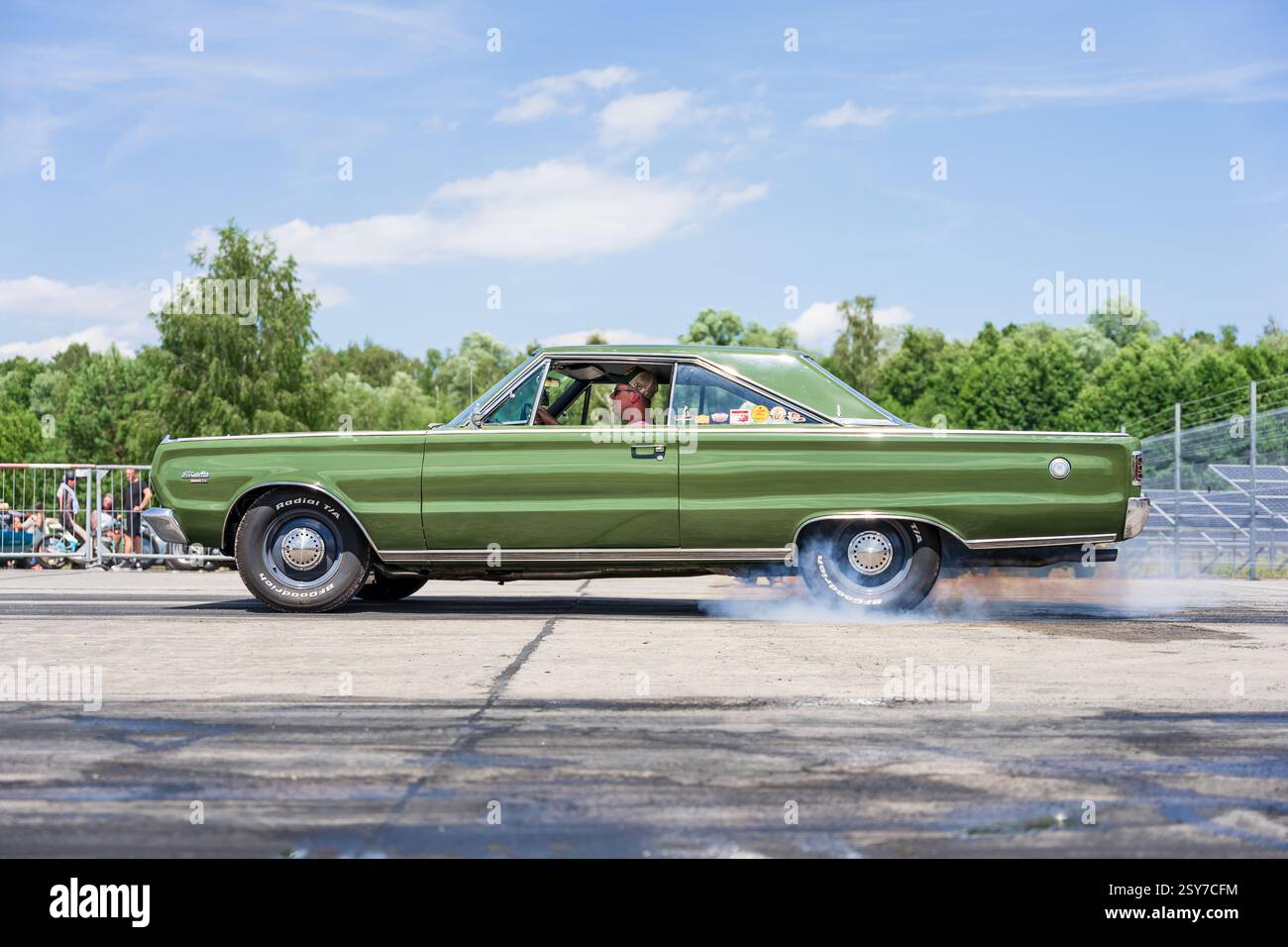 FINOWFURT, ALLEMAGNE - 28 JUIN 2024 : la voiture de taille moyenne Plymouth satellite sur la ligne de course. Roadrunner's Paradise Race 61 Festival. Banque D'Images