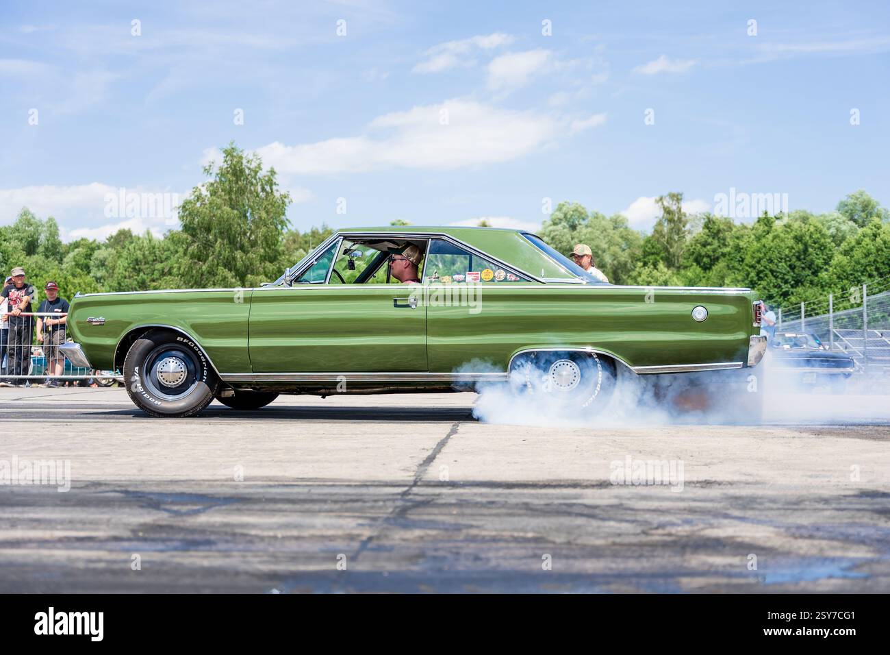 FINOWFURT, ALLEMAGNE - 28 JUIN 2024 : la voiture de taille moyenne Plymouth satellite sur la ligne de course. Roadrunner's Paradise Race 61 Festival. Banque D'Images