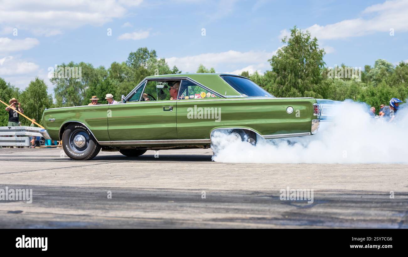 FINOWFURT, ALLEMAGNE - 28 JUIN 2024 : la voiture de taille moyenne Plymouth satellite sur la ligne de course. Roadrunner's Paradise Race 61 Festival. Banque D'Images