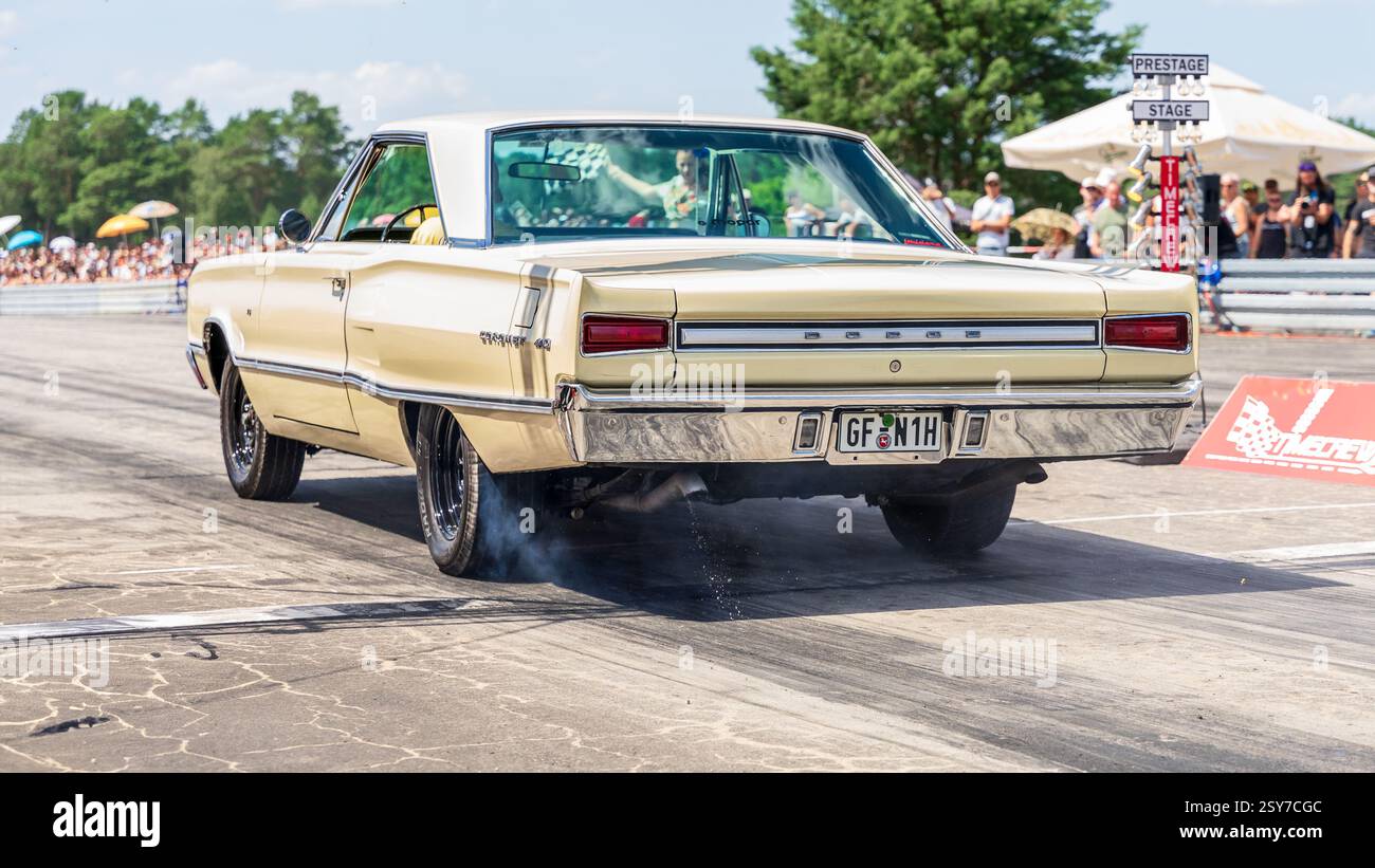 FINOWFURT, ALLEMAGNE - 28 JUIN 2024 : la voiture intermédiaire Dodge Coronet (1966) sur la ligne de course. Vue arrière. Roadrunner's Paradise Race 61 Festival. Banque D'Images