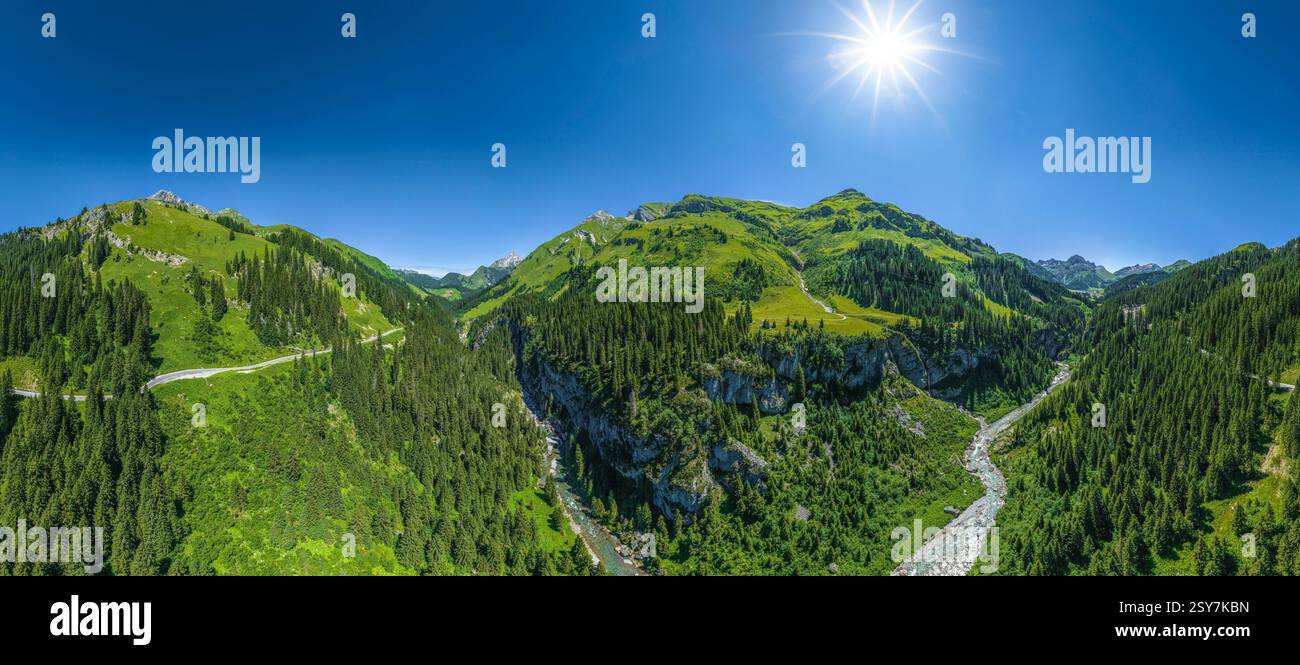 Une vue plongeante sur la gorge sauvage et romantique de Lech entre Lech et Warth Banque D'Images