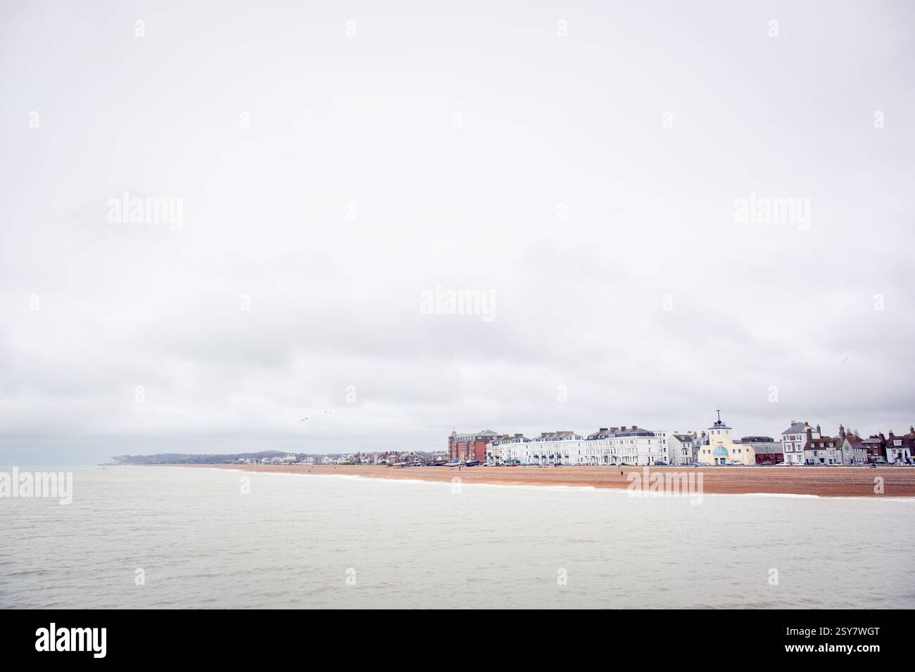 Une photo grand angle de Deal Town Kent, Angleterre depuis l'embarcadère. Banque D'Images