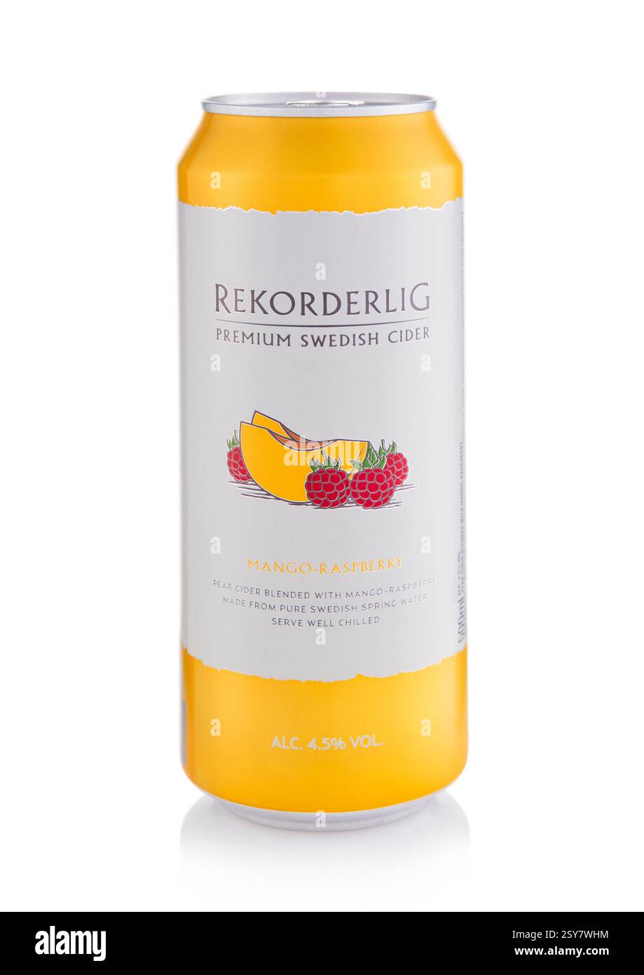 LONDRES, Royaume-Uni - 15 FÉVRIER 2025 : canette en aluminium de cidre suédois premium Rekorderlig avec framboise à la mangue sur blanc. Banque D'Images
