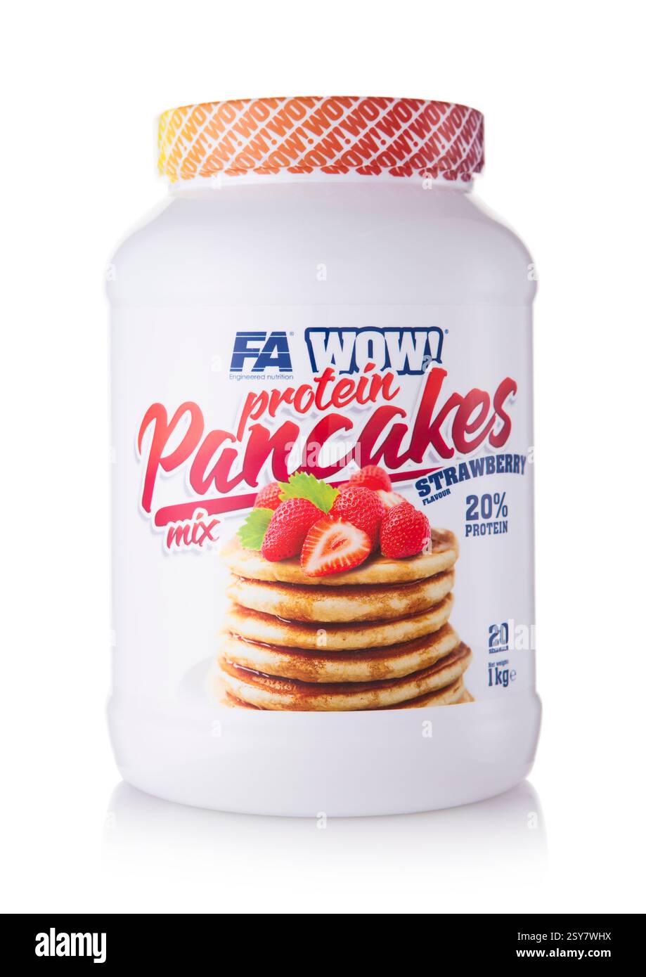 LONDRES, Royaume-Uni - 20 FÉVRIER 2025 : crêpes protéinées dans un pot en plastique avec saveur de fraise par FA WOW sur fond blanc. Banque D'Images