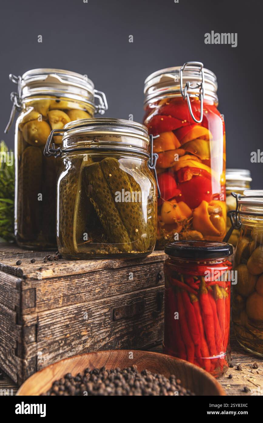 Légumes conservés présentant une variété de cornichons dans des bocaux en verre Banque D'Images