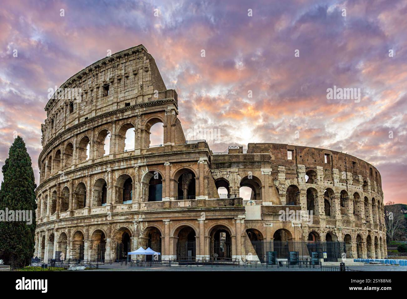 Le célèbre Colisée contre un ciel ardent lever de soleil. Photo prise le 11 février 2025 à Rome, Latium, Italie. Banque D'Images