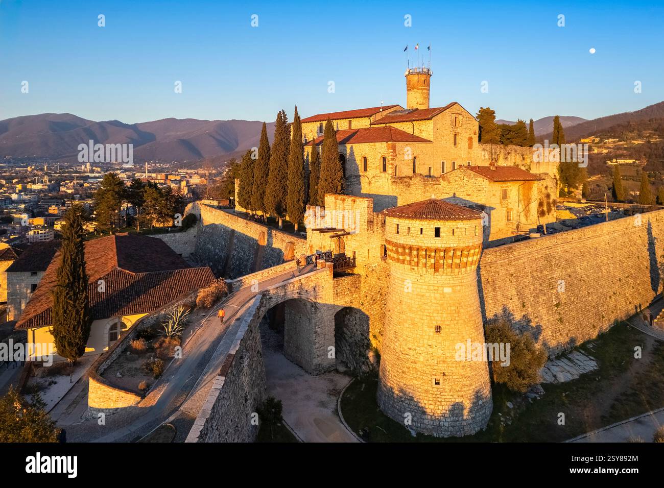 Vue aérienne du château de Brescia au coucher du soleil en hiver. District de Brescia, district de Lombardie, Italie. Banque D'Images