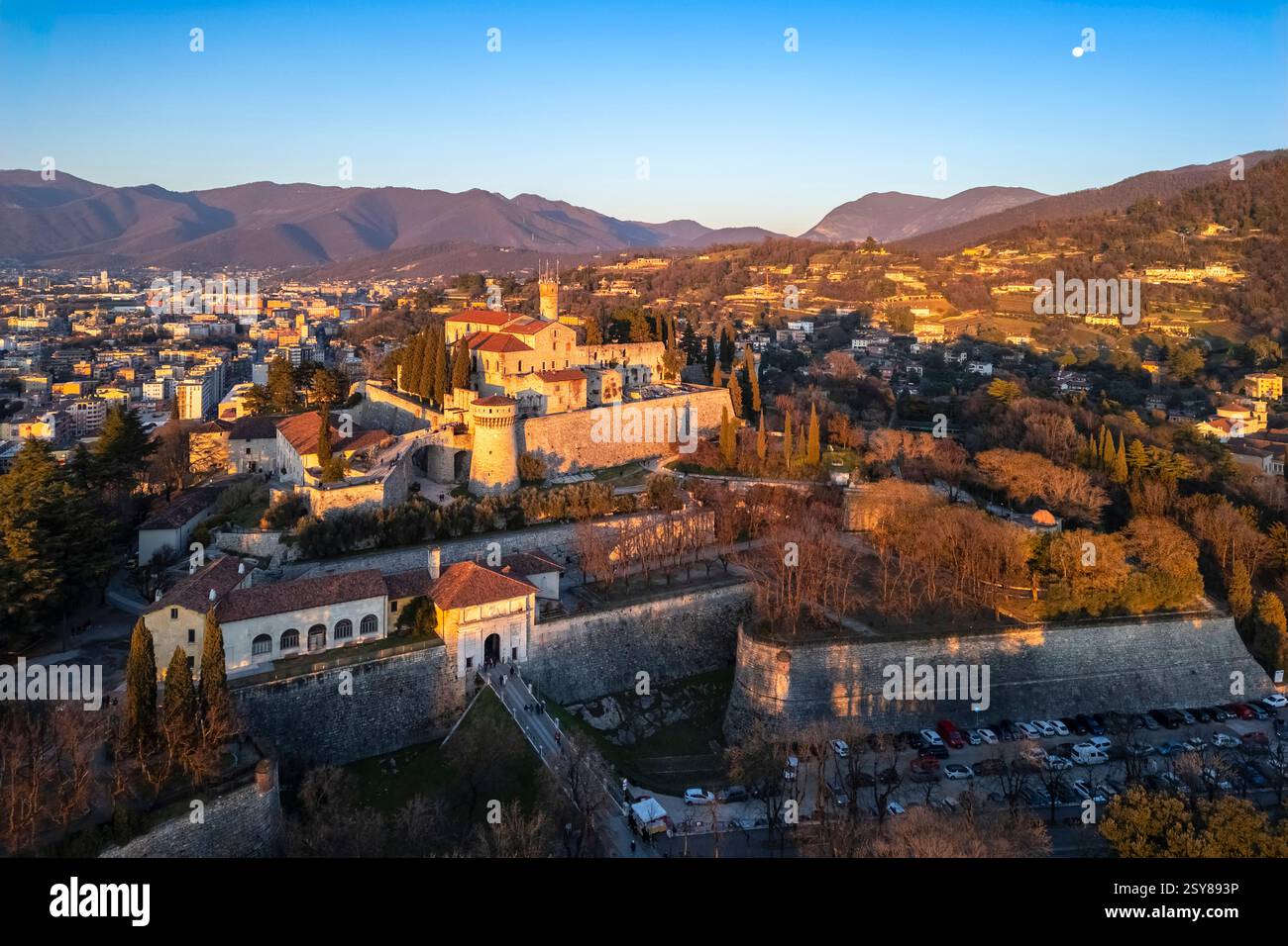 Vue aérienne du château de Brescia au coucher du soleil en hiver. District de Brescia, district de Lombardie, Italie. Banque D'Images
