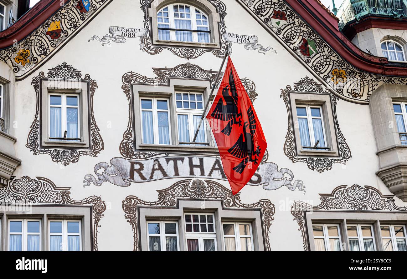 Einsiedeln, Suisse, 21 février 2025 : la mairie d'Einsiedeln avec le drapeau de la communauté électorale. Deux corbeaux noirs peuvent être vus sur le drapeau. ( Banque D'Images