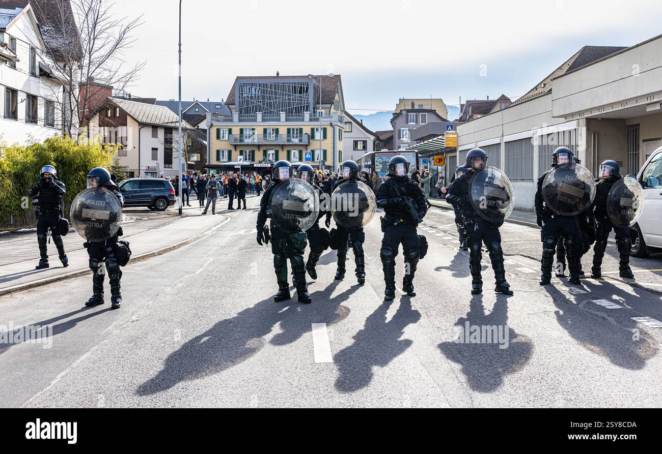 Einsiedeln, Suisse, 21 février 2025 : des policiers sont debout à la gare d'Einsiedeln et bloquent une rue. Ils protègent le départ Banque D'Images