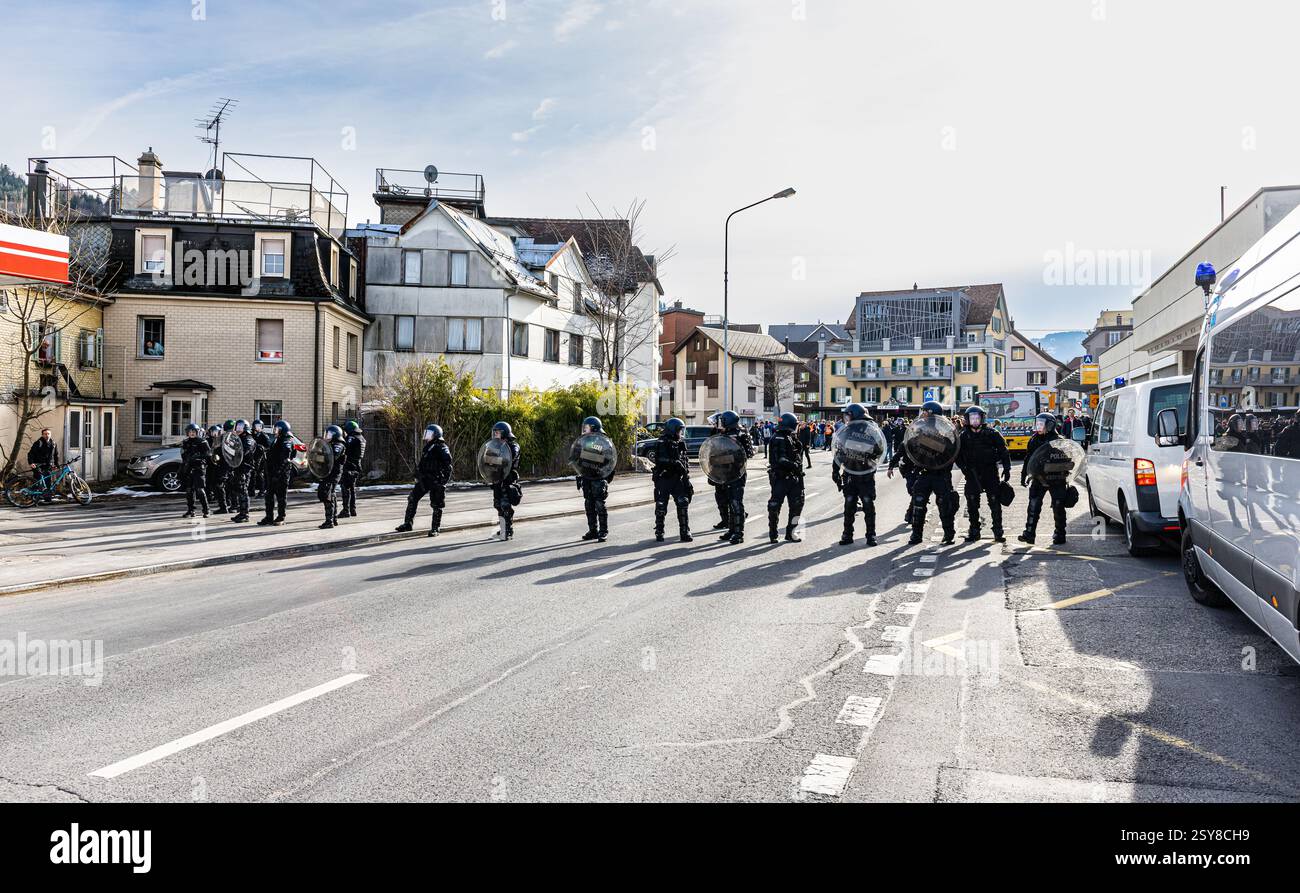 Einsiedeln, Suisse, 21 février 2025 : des policiers sont debout à la gare d'Einsiedeln et bloquent une rue. Ils protègent le départ Banque D'Images