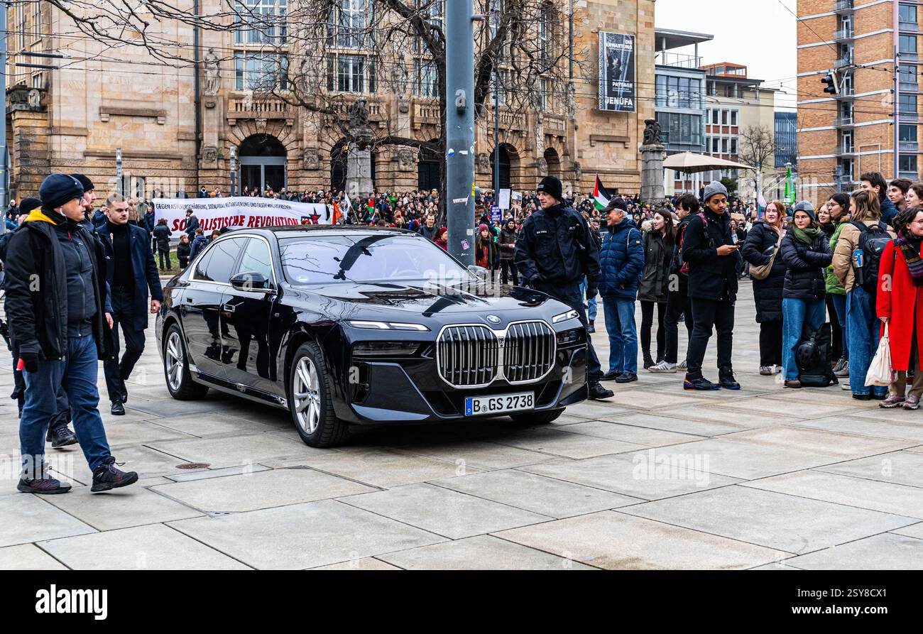 Freiburg im Breisgau, Allemagne, 3 février 2025 : le candidat chancelier Christian Lindner (FDP) arrive sur le site de l'ancienne synagogue dans une BMW 7 Seri neuve Banque D'Images