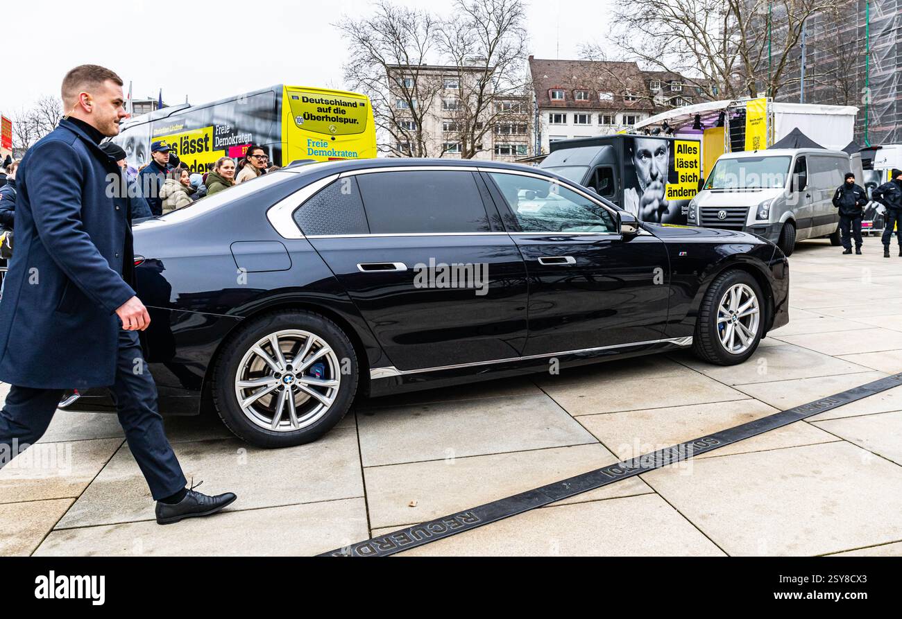 Freiburg im Breisgau, Allemagne, 3 février 2025 : le candidat chancelier Christian Lindner (FDP) arrive sur le site de l'ancienne synagogue dans une BMW 7 Seri neuve Banque D'Images