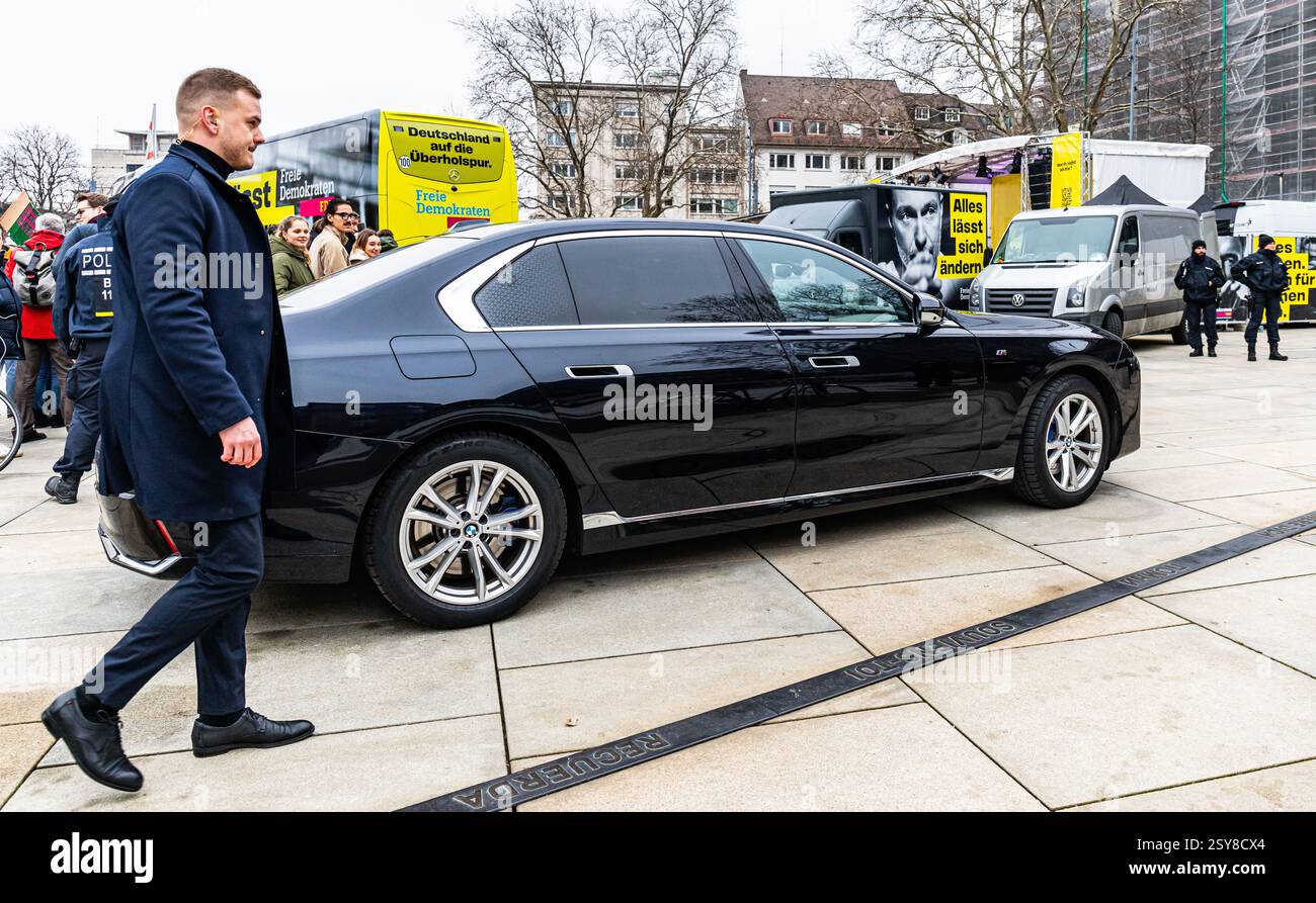 Freiburg im Breisgau, Allemagne, 3 février 2025 : le candidat chancelier Christian Lindner (FDP) arrive sur le site de l'ancienne synagogue dans une BMW 7 Seri neuve Banque D'Images