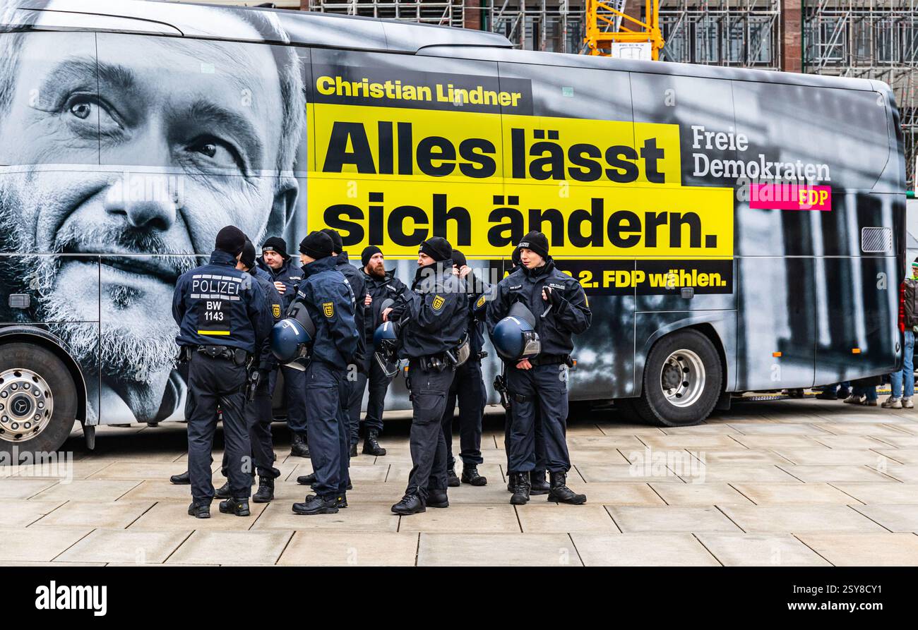 Freiburg im Breisgau, Allemagne, 3 février 2025 : des policiers se tiennent devant le bus de campagne du candidat chancelier Christian Lindner (FDP). Ceci Banque D'Images