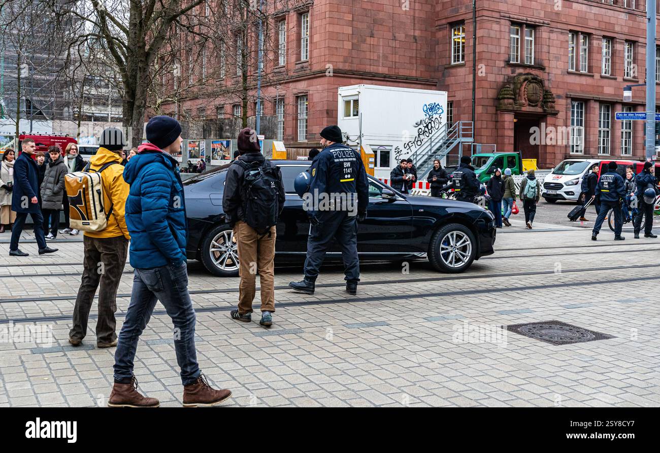 Freiburg im Breisgau, Allemagne, 3 février 2025 : le candidat à la chancelière Christian Lindner (FDP) quitte Freiburg im Breisgau sous la protection de la police. Banque D'Images