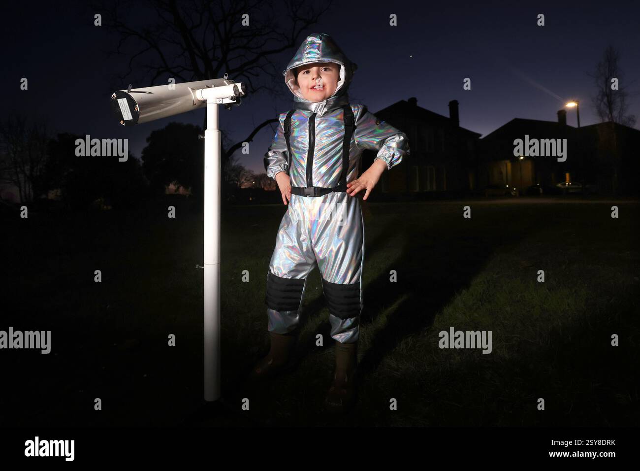 Chichester, West Sussex, Royaume-Uni. Oscar, 5 ans, photographié en regardant la parade planétaire de 2025, un moment sept planètes - mars, Jupiter, Uranus, Vénus, Neptune, mercure et Saturne seront tous brièvement visibles dans le ciel du soir - la dernière fois que sept planètes seront visibles dans le ciel nocturne jusqu'en 2040. Oscar regarde Vénus. Banque D'Images