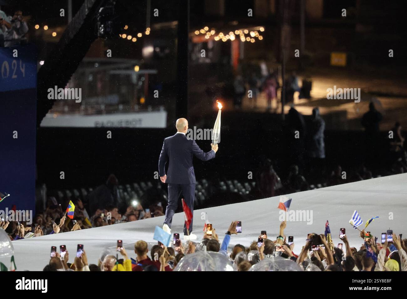 26 juillet 2024 - Paris, France : Zinedine Zidane de France porte la flamme olympique lors de la cérémonie d'ouverture des Jeux Olympiques de Paris 2024 (photo par Banque D'Images