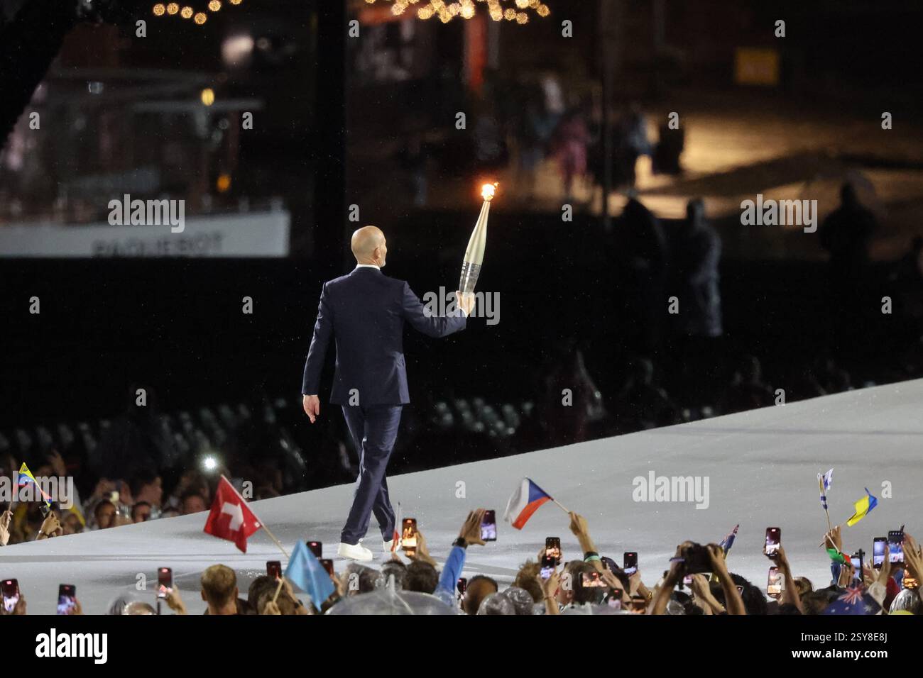 26 juillet 2024 - Paris, France : Zinedine Zidane de France porte la flamme olympique lors de la cérémonie d'ouverture des Jeux Olympiques de Paris 2024 (photo par Banque D'Images