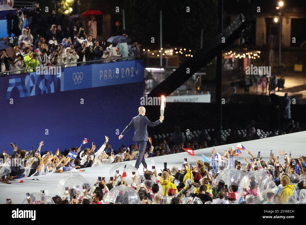 26 juillet 2024 - Paris, France : Zinedine Zidane de France porte la flamme olympique lors de la cérémonie d'ouverture des Jeux Olympiques de Paris 2024 (photo par Banque D'Images