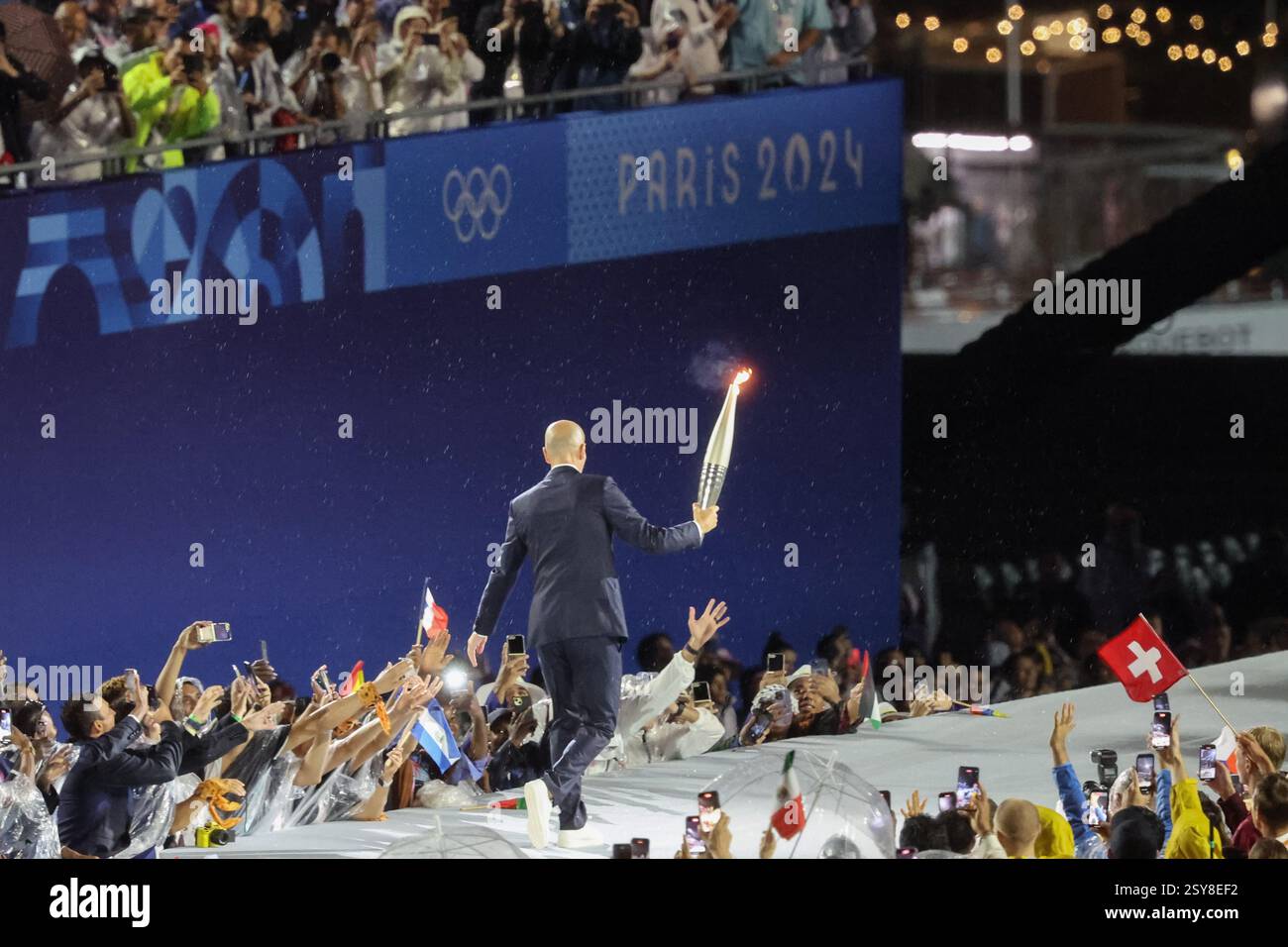 26 juillet 2024 - Paris, France : Zinedine Zidane de France porte la flamme olympique lors de la cérémonie d'ouverture des Jeux Olympiques de Paris 2024 (photo par Banque D'Images