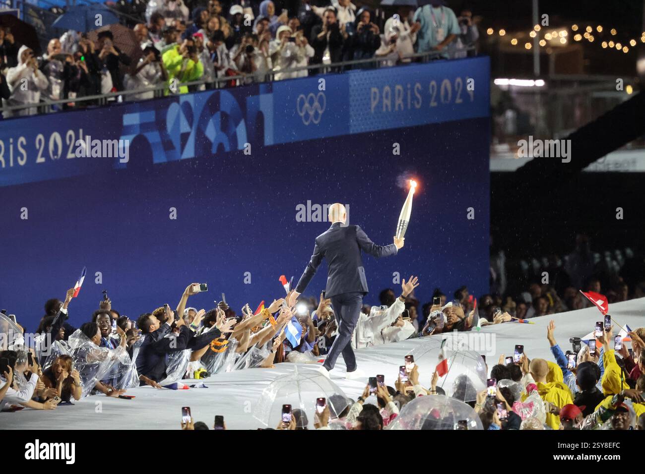 26 juillet 2024 - Paris, France : Zinedine Zidane de France porte la flamme olympique lors de la cérémonie d'ouverture des Jeux Olympiques de Paris 2024 (photo par Banque D'Images