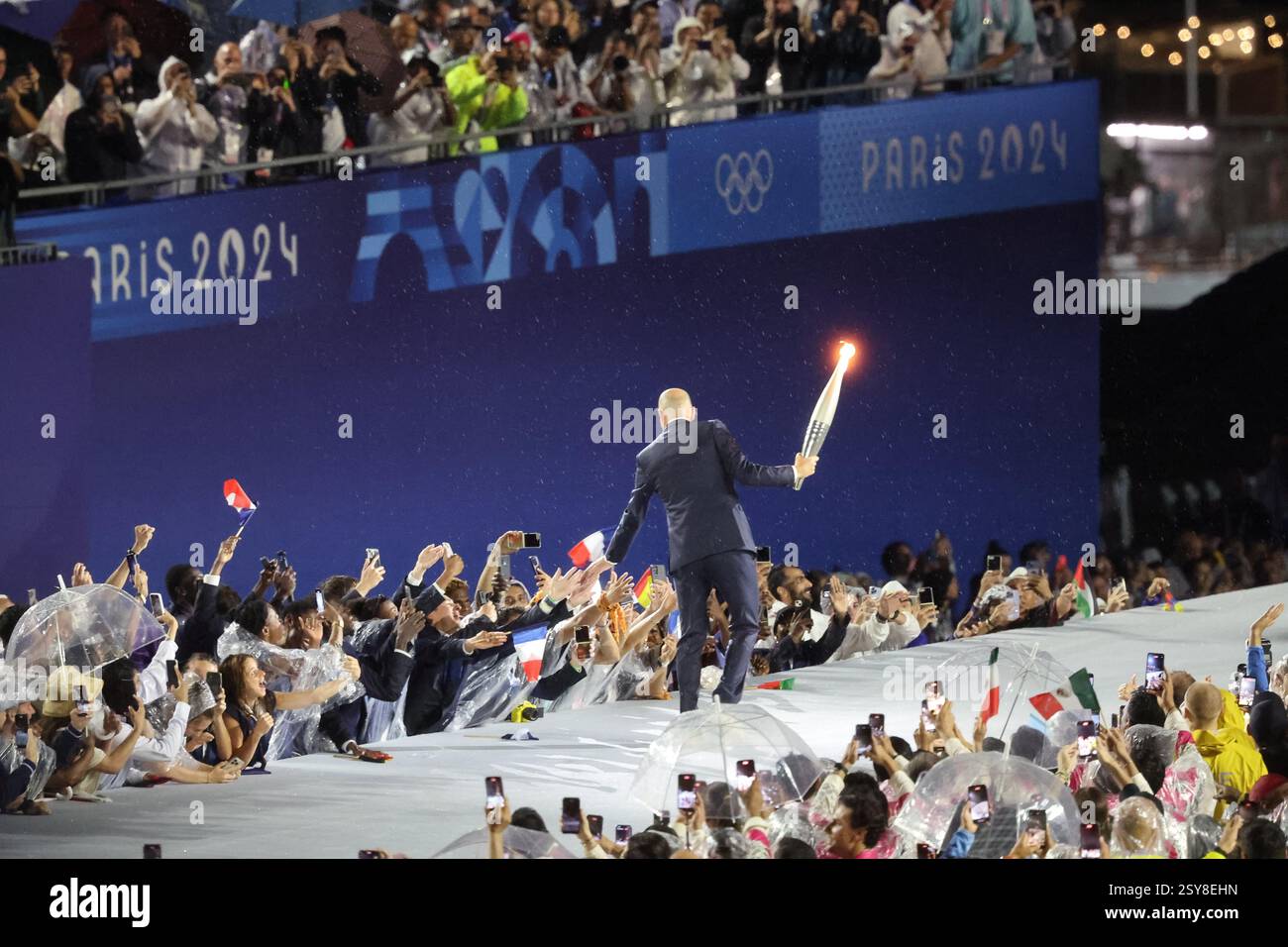 26 juillet 2024 - Paris, France : Zinedine Zidane de France porte la flamme olympique lors de la cérémonie d'ouverture des Jeux Olympiques de Paris 2024 (photo par Banque D'Images