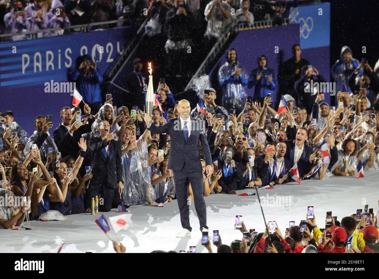 26 juillet 2024 - Paris, France : Zinedine Zidane de France porte la flamme olympique lors de la cérémonie d'ouverture des Jeux Olympiques de Paris 2024 (photo par Banque D'Images