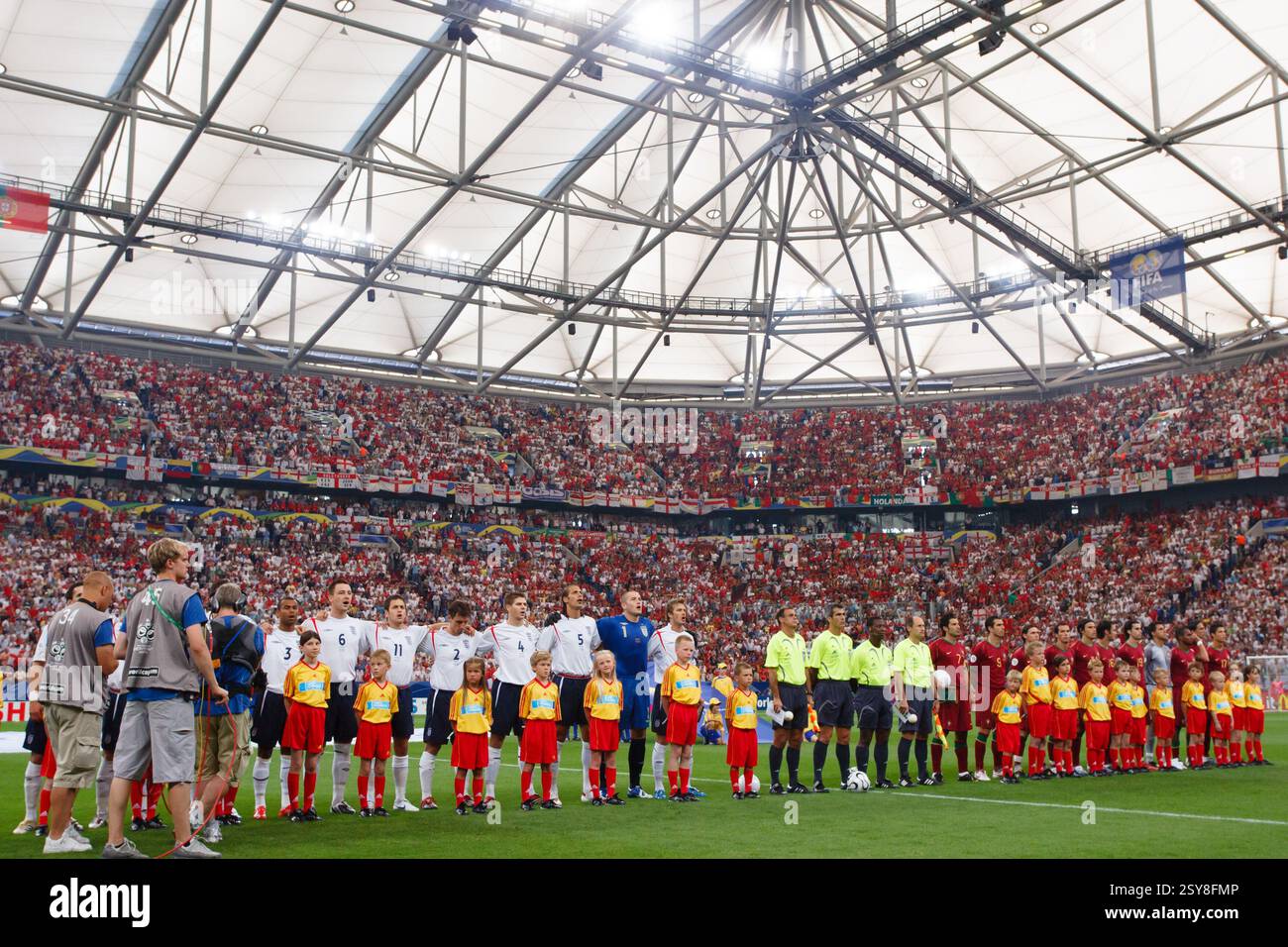 Les joueurs de l'Angleterre chantent l'hymne national tout en s'alignant avec l'équipe du Portugal avant leur quart de finale de Coupe du monde le 1er juillet 2006 à Gelsenkirchen, en Allemagne. Usage éditorial exclusif. Utilisation commerciale interdite. (Photographie de Jonathan Paul Larsen / Diadem images) Banque D'Images