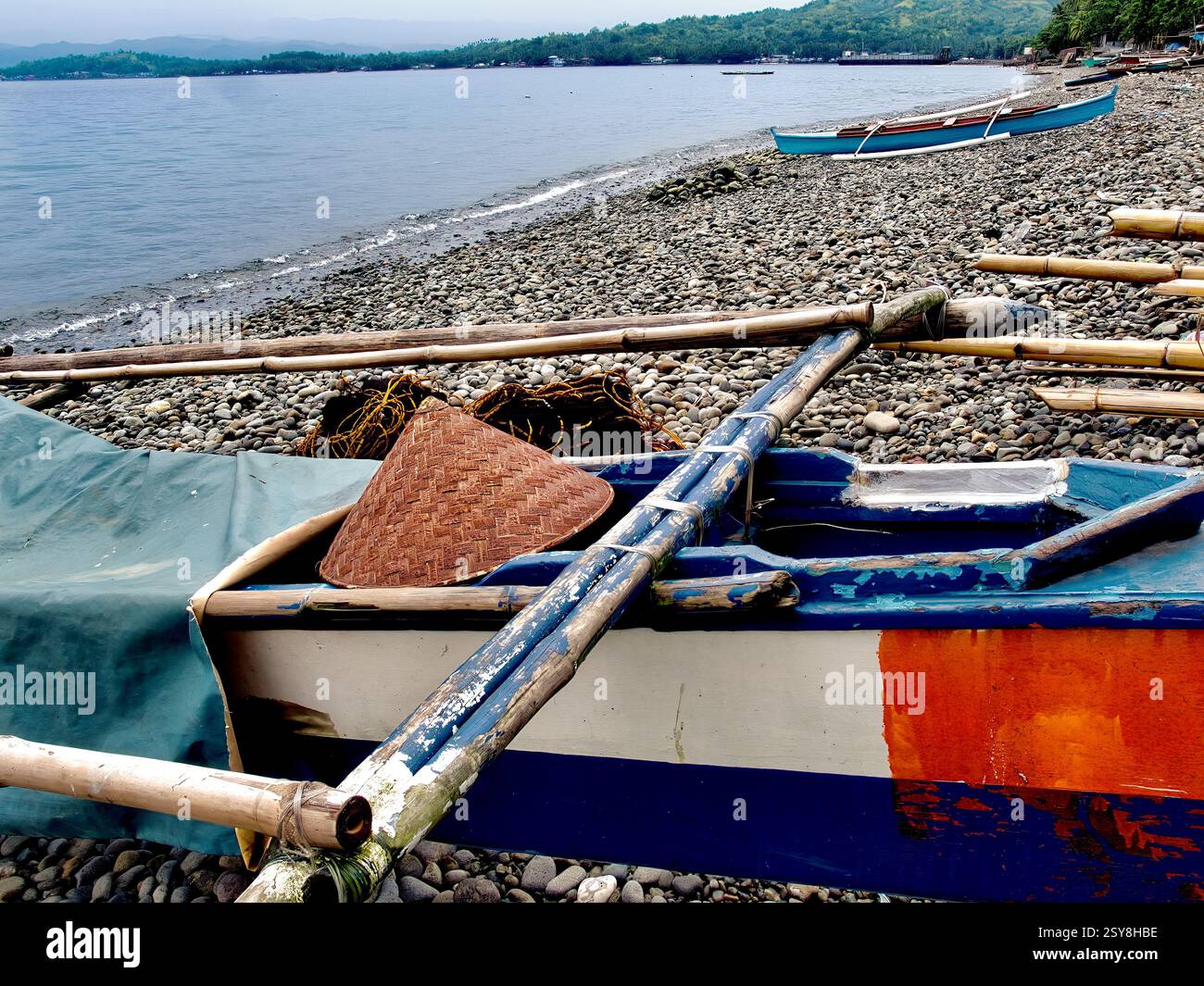 Petit bateau de pêche à coque en bois garé sur le rivage à Sogod, Southern Leyte, Philippines. Banque D'Images