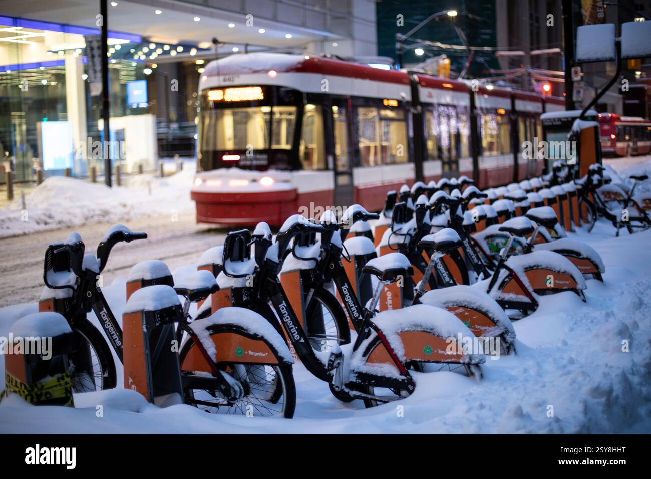 Canada, Ontario, Toronto, tramway sur la rue King au crépuscule en hiver Banque D'Images