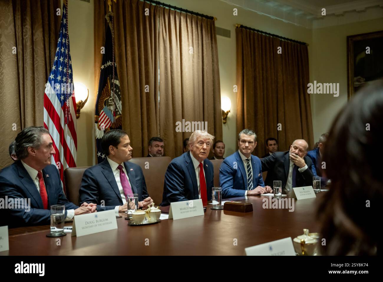 Washington, États-Unis. 26 février 2025. U. Le président Donald Trump, au centre, prononce un discours lors de sa première rencontre avec les membres de son gouvernement à la salle du Cabinet de la Maison Blanche, le 26 février 2025 à Washington, DC crédit : Molly Riley/White House photo/Alamy Live News Banque D'Images