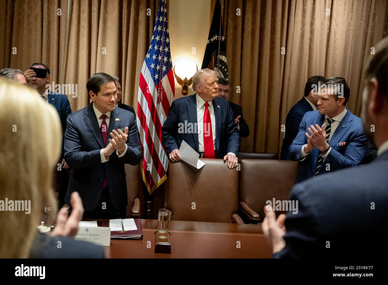 Washington, États-Unis. 26 février 2025. U. Le président Donald Trump, au centre, est applaudi par les membres de son gouvernement alors qu'il arrive pour leur première réunion ensemble à la salle du Cabinet de la Maison Blanche, le 26 février 2025 à Washington, DC crédit : Molly Riley/White House photo/Alamy Live News Banque D'Images