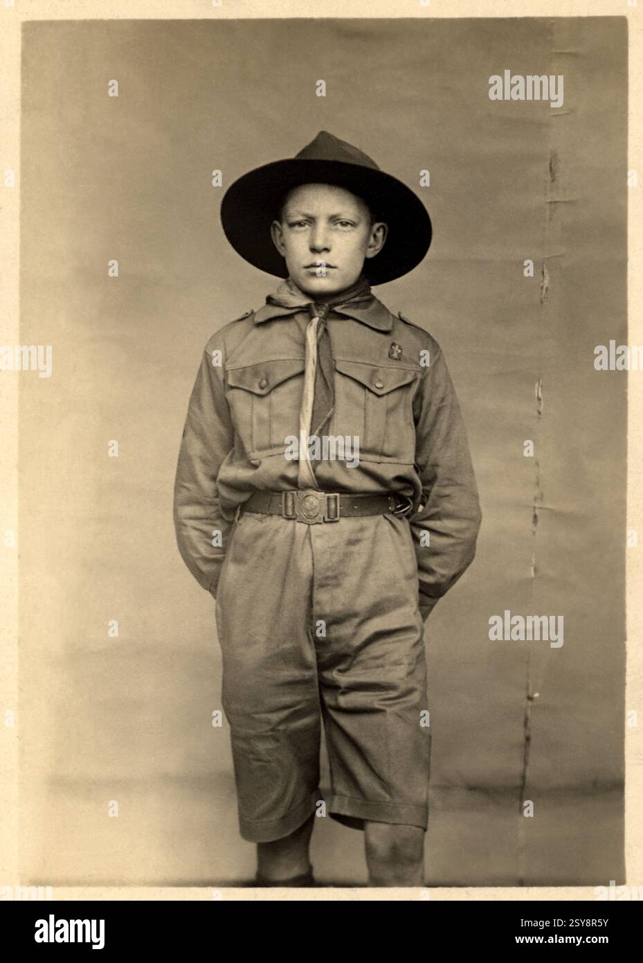 1925 , Milan , ITALIE : éclaireur italien en uniforme d'Explorer ( Esploratore ). Tous les scouts italiens, y compris ceux des groupes catholiques liés au Vatican, ont été interdits par le fascisme et absorbés , par la loi et par obligation, dans des groupes de jeunes fascistes tels que les Figli della Lupa , Balilla Moschettieri ( Opera Nazionale Balilla ) et les Avanguardisti , selon les groupes d'âge , jusqu'à l'âge de l'enrôlement dans l'armée fasciste . Photographe inconnu . - HISTOIRE - FOTO STORICHE - BAMBINO - BAMBINI - ENFANT - ENFANT - ENFANCE - INFANZIA - GIOVENTÙ - JEUNESSE - ITALIE - ADOLESCENTE - ENFANT Banque D'Images