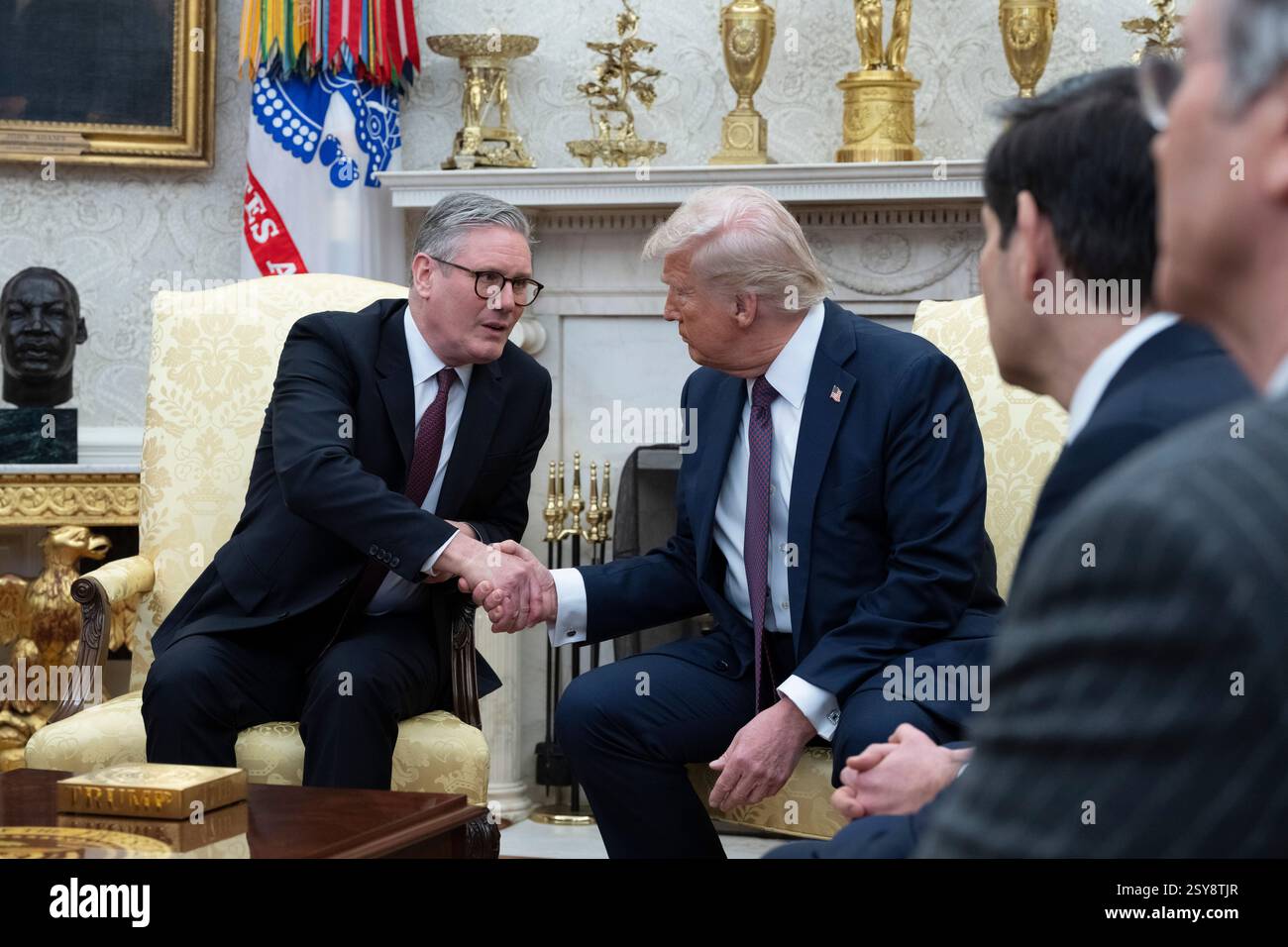 Washington, DC. 27 février 2025. Le président américain Donald J Trump rencontre le premier ministre britannique Keir Starmer dans le bureau ovale de la Maison Blanche à Washington, DC, le jeudi 27 février 2025. Crédit : Chris Kleponis/Pool via CNP/dpa/Alamy Live News Banque D'Images