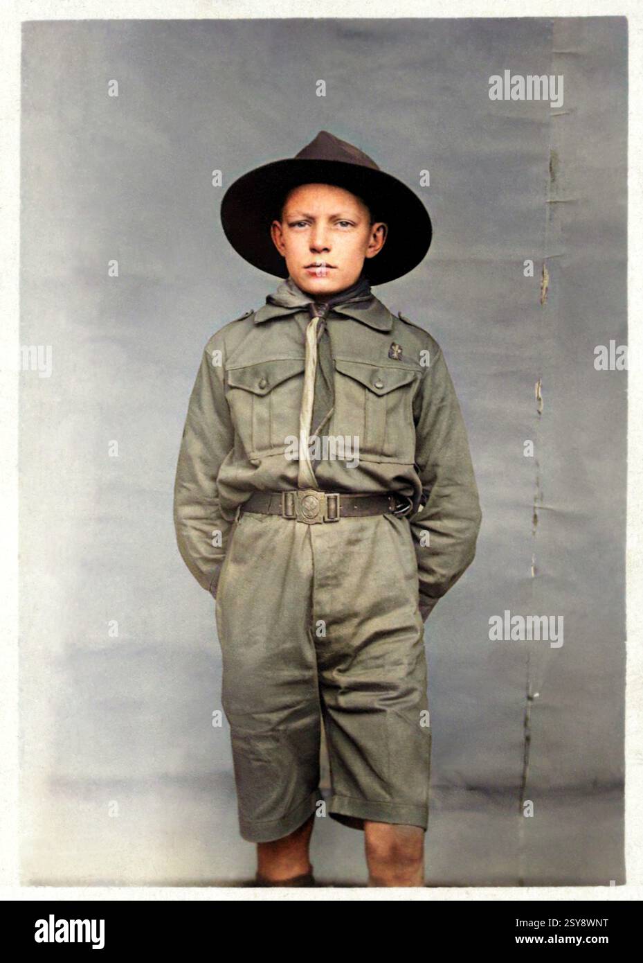 1925 , Milan , ITALIE : éclaireur italien en uniforme d'Explorer ( Esploratore ). Tous les scouts italiens, y compris ceux des groupes catholiques liés au Vatican, ont été interdits par le fascisme et absorbés , par la loi et par obligation, dans des groupes de jeunes fascistes tels que les Figli della Lupa , Balilla Moschettieri ( Opera Nazionale Balilla ) et les Avanguardisti , selon les groupes d'âge , jusqu'à l'âge de l'enrôlement dans l'armée fasciste . Photographe inconnu . NUMÉRIQUEMENT COLORISÉ . - HISTOIRE - FOTO STORICHE - BAMBINO - BAMBINI - ENFANT - ENFANT - ENFANCE - INFANZIA - GIOVENTÙ - JEUNESSE - ITALIE Banque D'Images