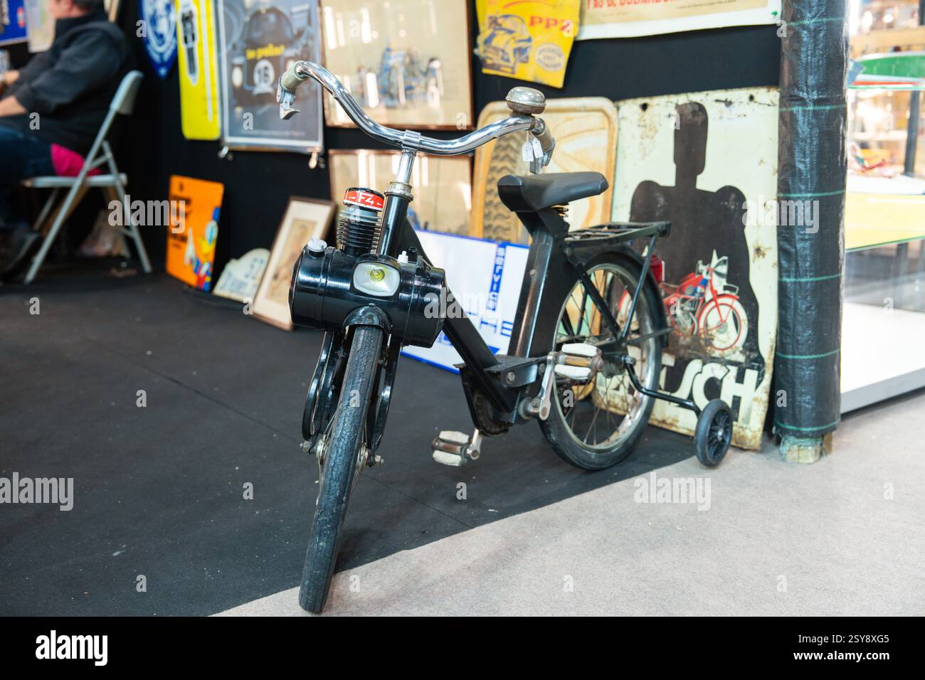 Vélo vintage capturé dans un cadre d'exposition éclectique mettant en valeur la nostalgie et l'histoire d'une époque révolue Banque D'Images