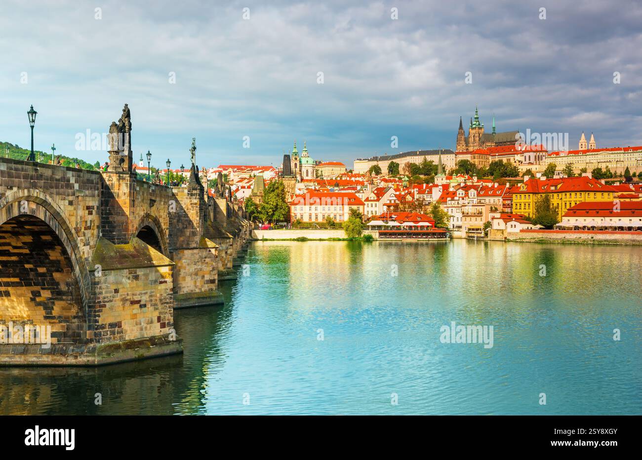 Le château de Bratislava, le Parlement et le Danube à Bratislava,belle journée d'automne,Slovaquie Banque D'Images