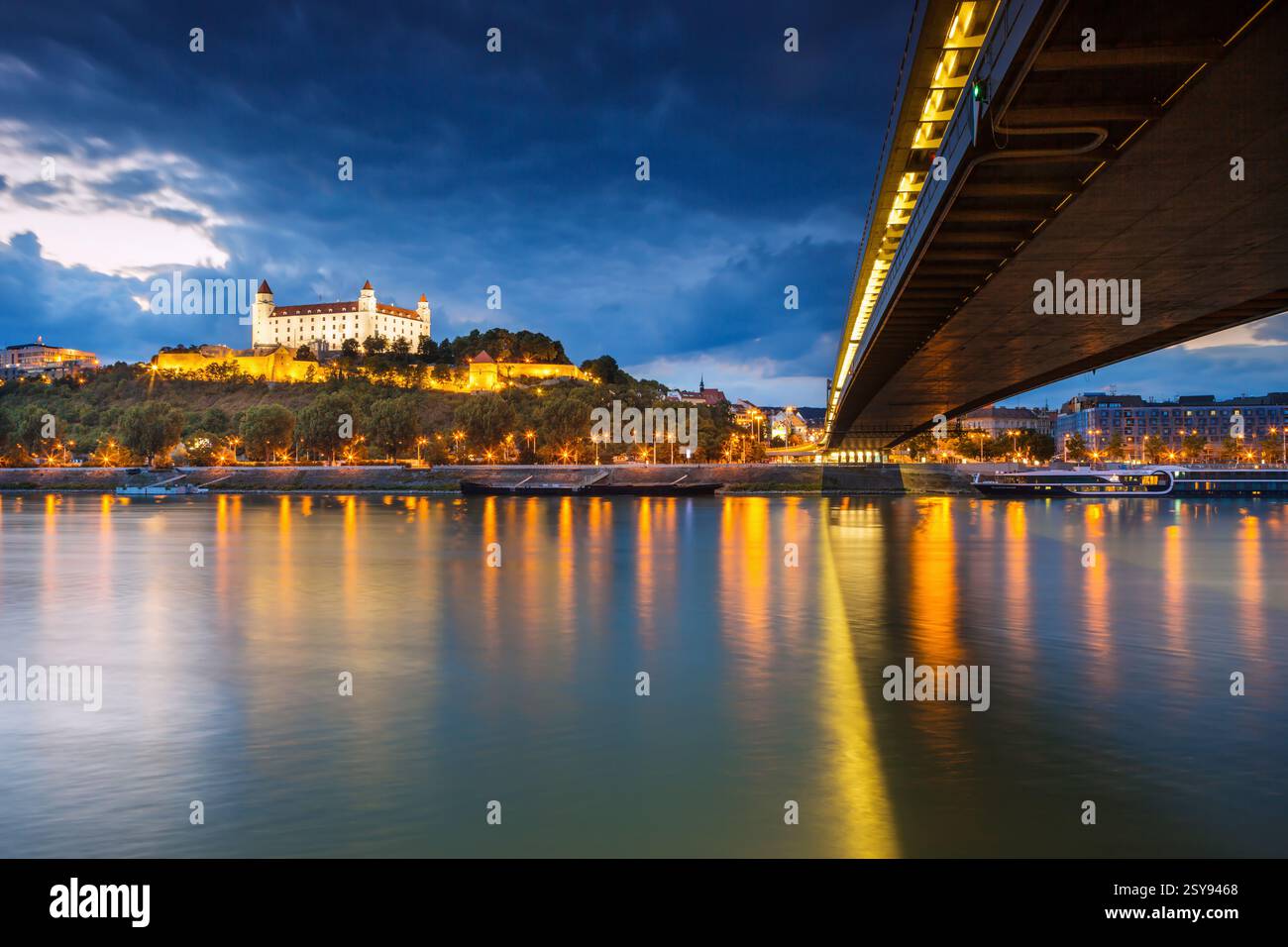 Le château de Bratislava, le Parlement et le Danube à Bratislava,belle journée d'automne,Slovaquie Banque D'Images