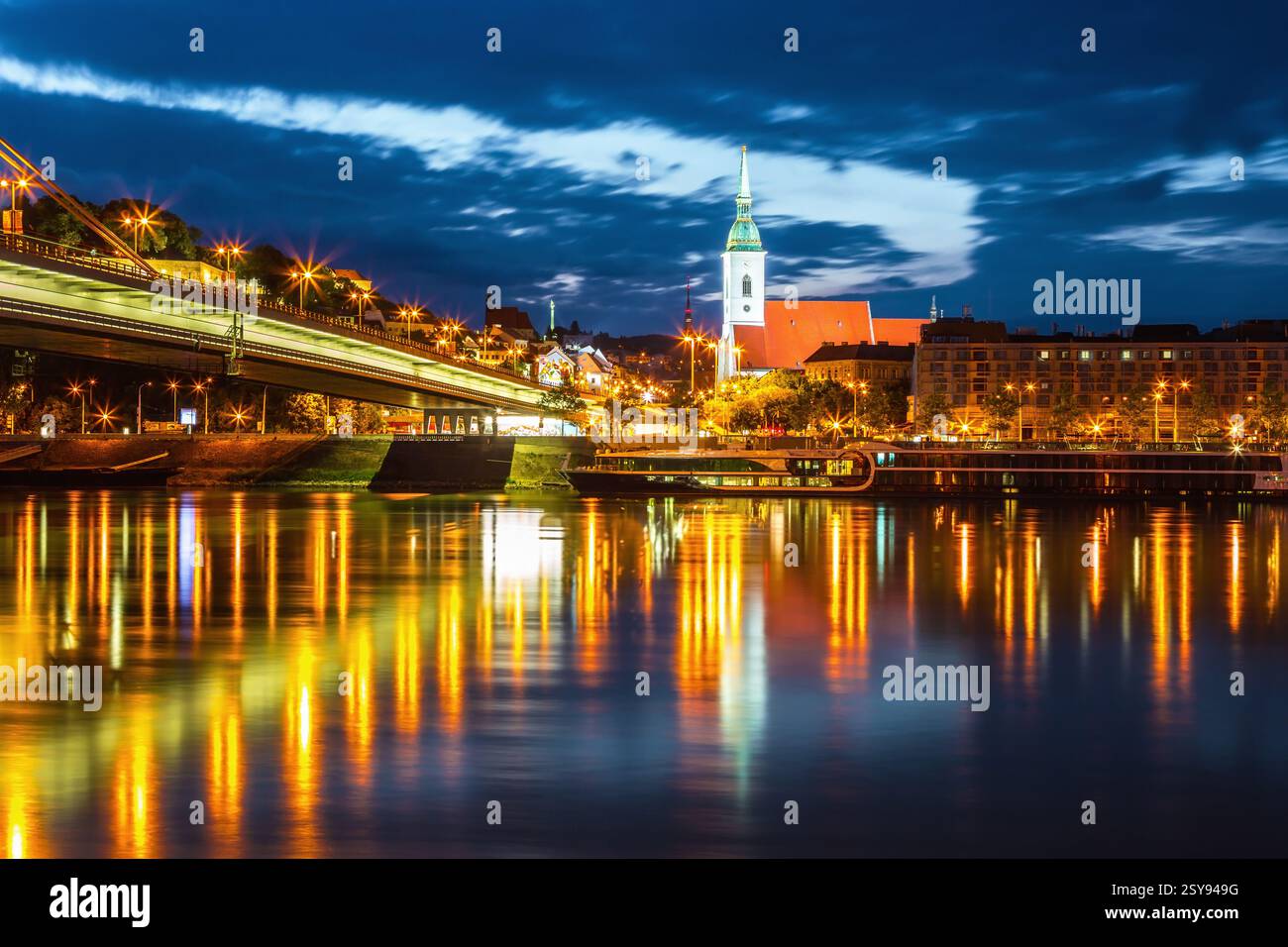 Le château de Bratislava, le Parlement et le Danube à Bratislava,belle journée d'automne,Slovaquie Banque D'Images